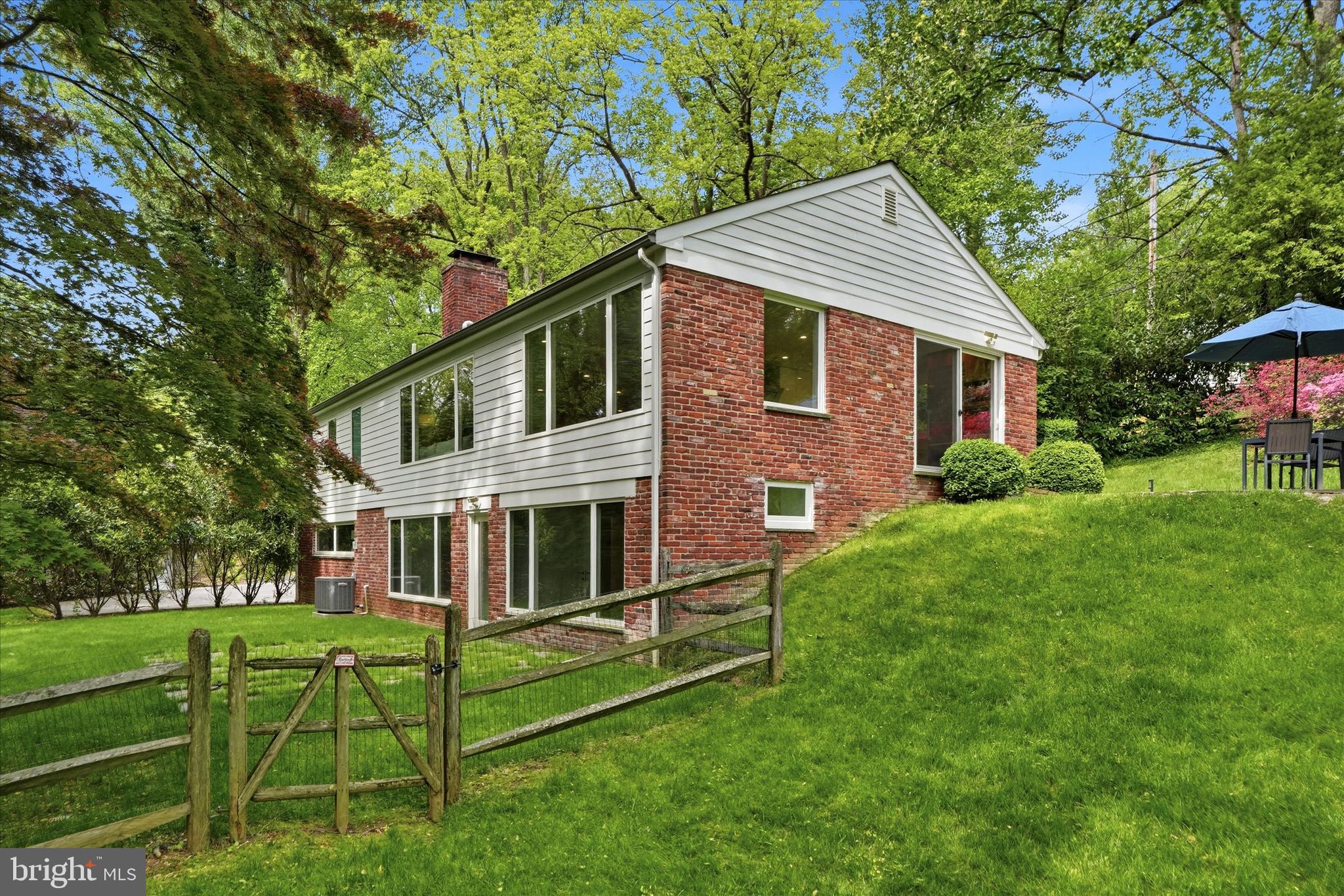 COLONIAL VILLAGE - Residential