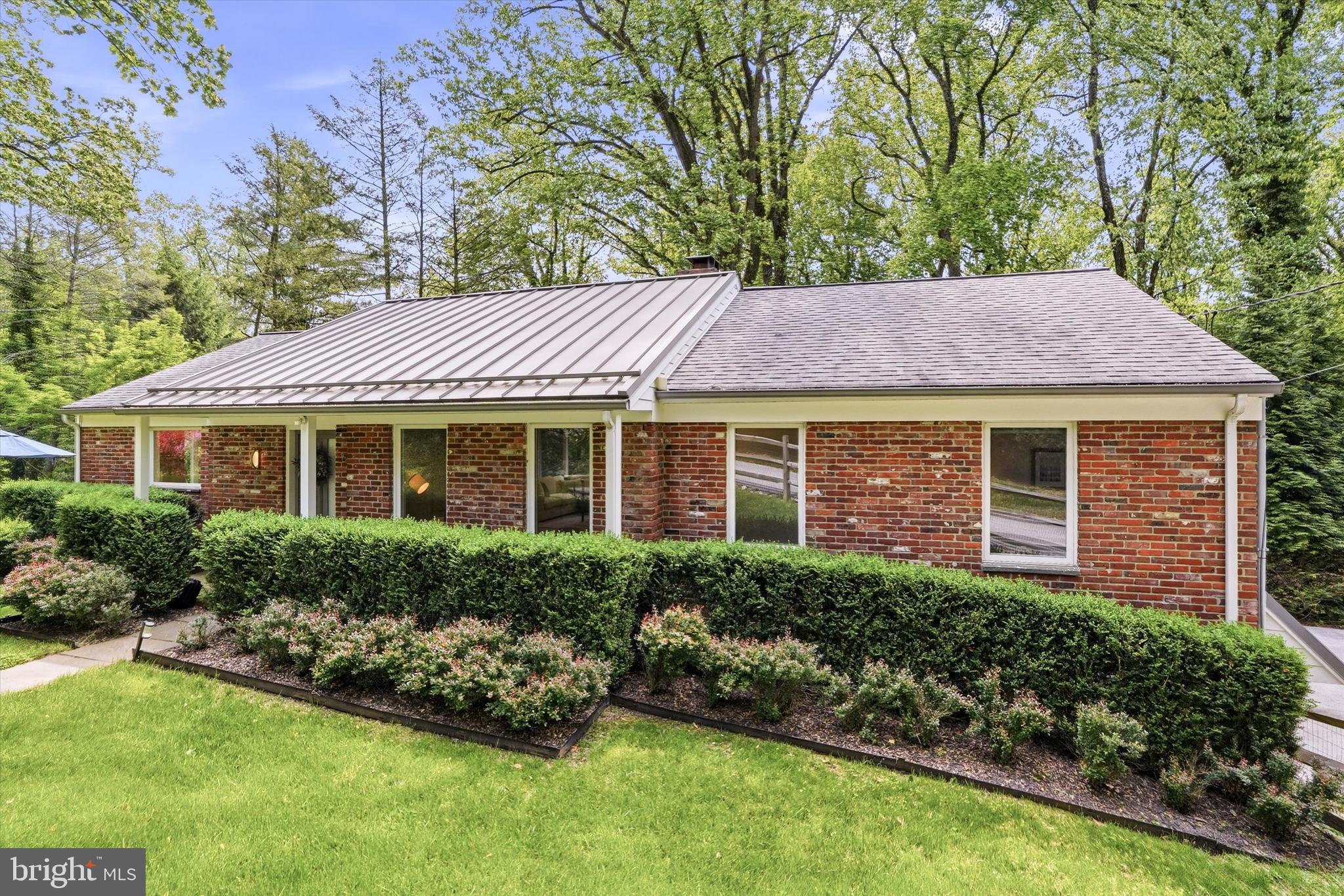 COLONIAL VILLAGE - Residential