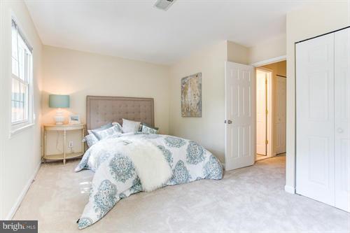 LONDON TOWNE - Residential