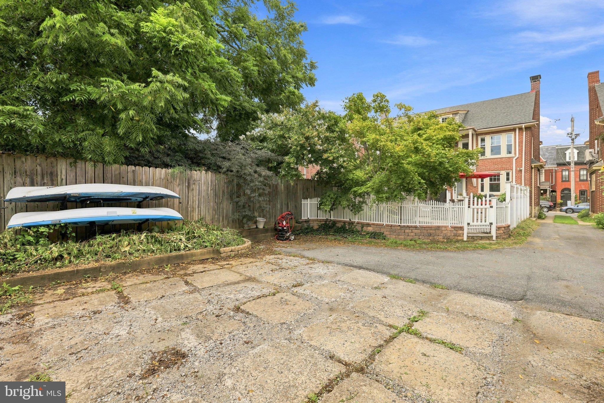 548 W LEMON STREET