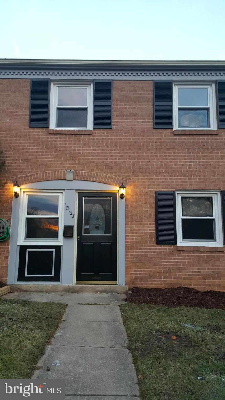 High quality, low maintenance town home features a fully upgraded kitchen w/ stainless steel appliances, granite counter-tops w/ breakfast nook, separate dining area/eat in kitchen, large living room, Master BR w/ sitting room and xtra closets, master bath, upgraded bathrooms, bamboo floor in the kitchen/dining area, fenced back yard. Near shopping, public transportation and major highways!