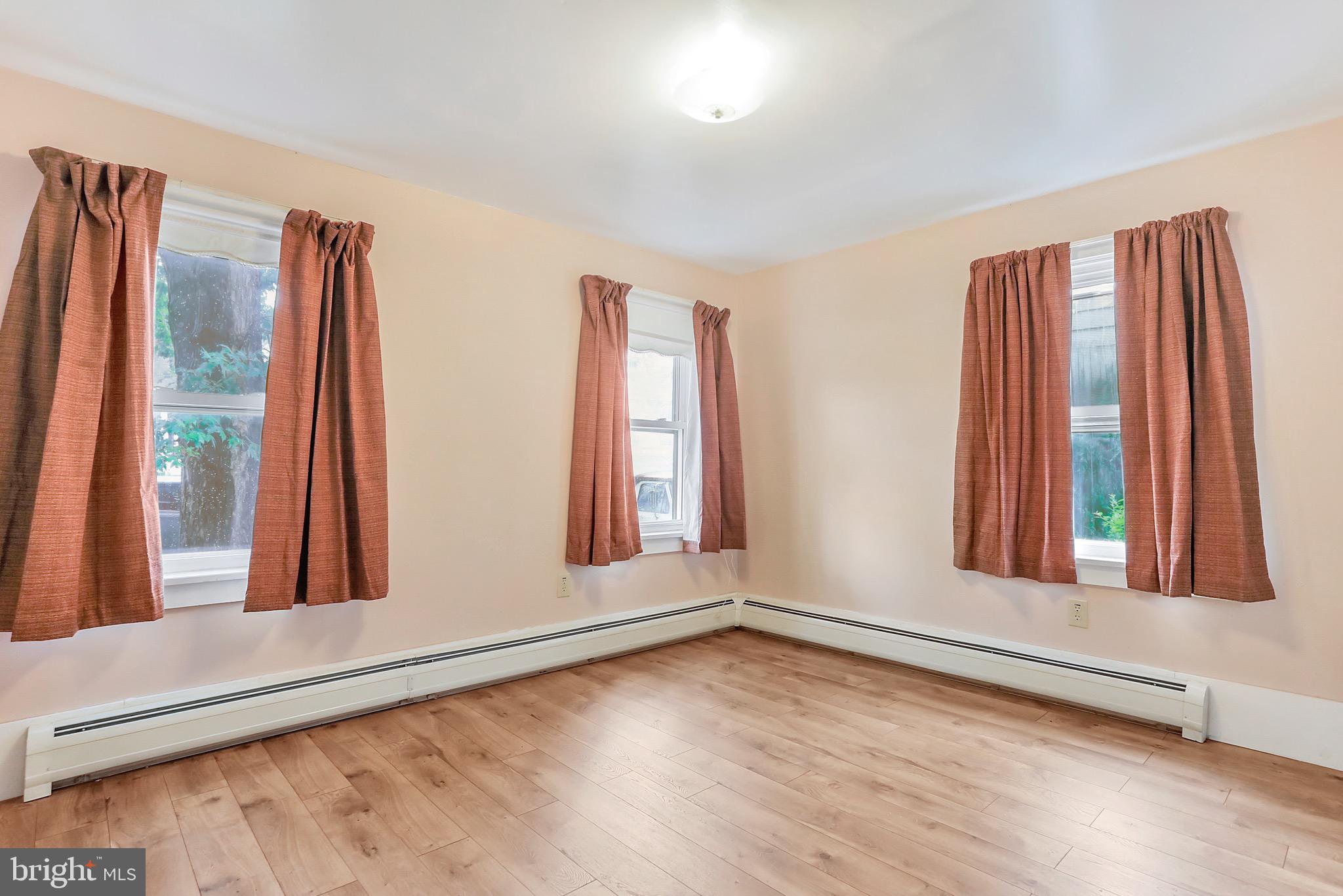 ROYAL VILLAGE - Residential