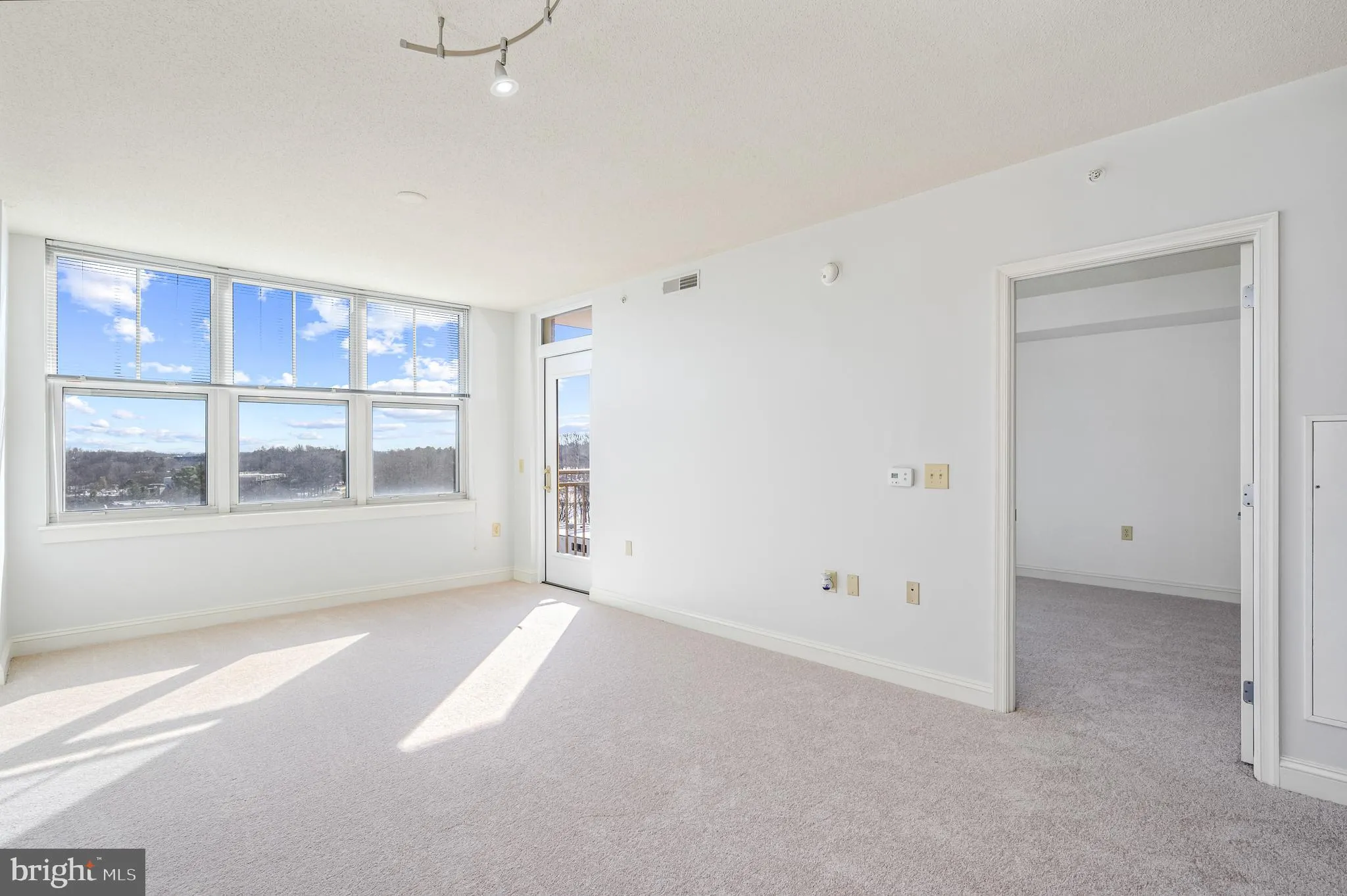 Reston, Virginia 20191, United States, 2 Bedrooms Bedrooms, ,2 BathroomsBathrooms,Residential,Pending,12091