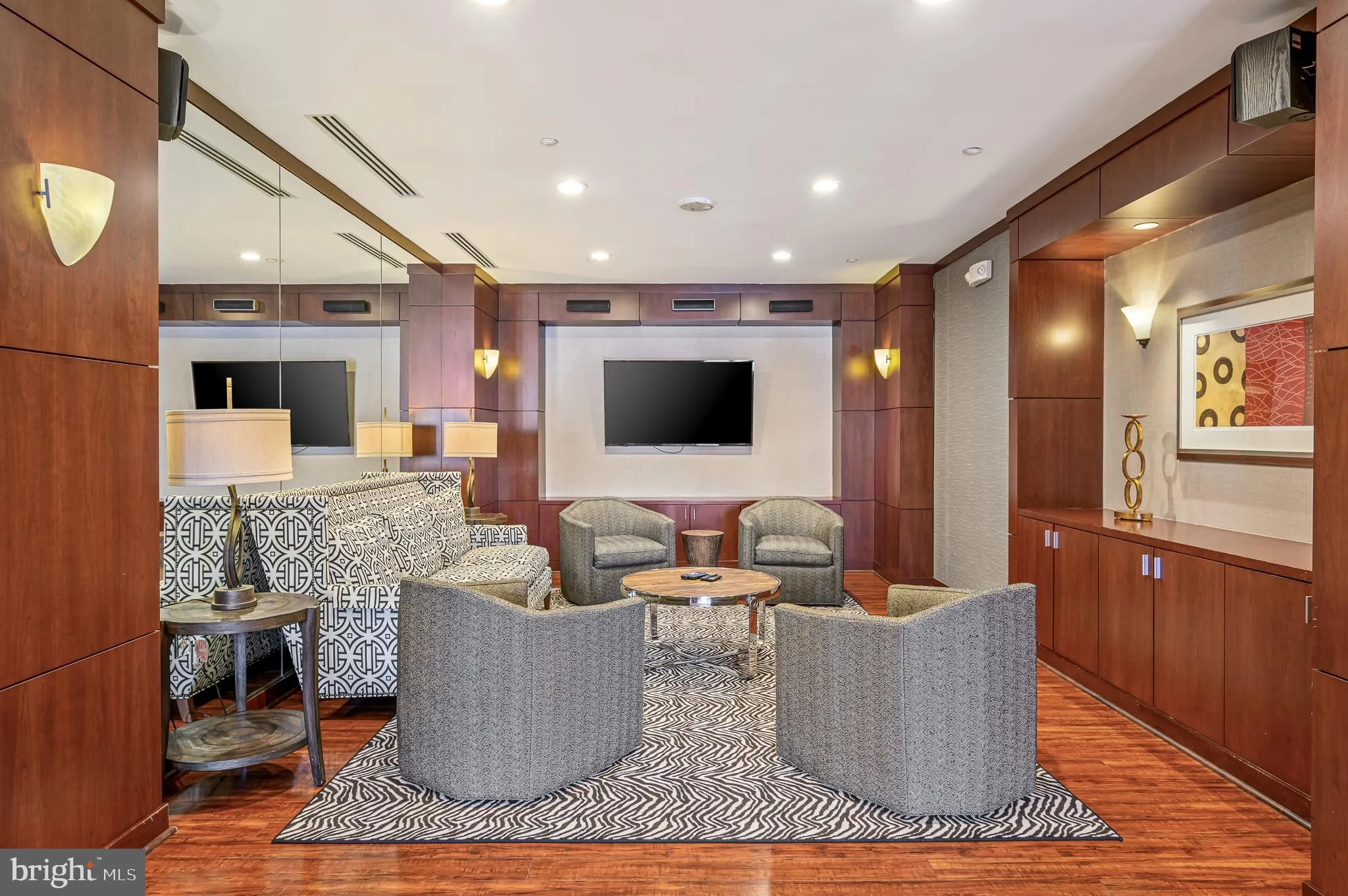 Reston, Virginia 20191, United States, 2 Bedrooms Bedrooms, ,2 BathroomsBathrooms,Residential,Pending,12091