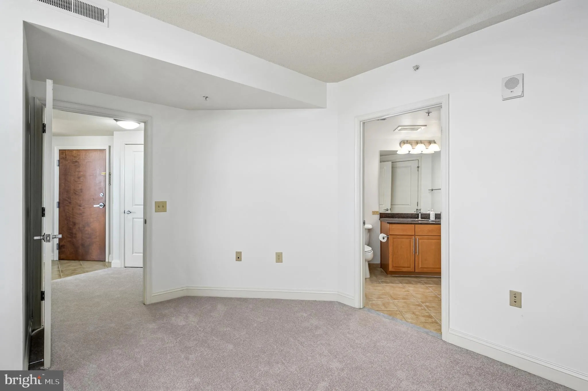 Reston, Virginia 20191, United States, 2 Bedrooms Bedrooms, ,2 BathroomsBathrooms,Residential,Pending,12091