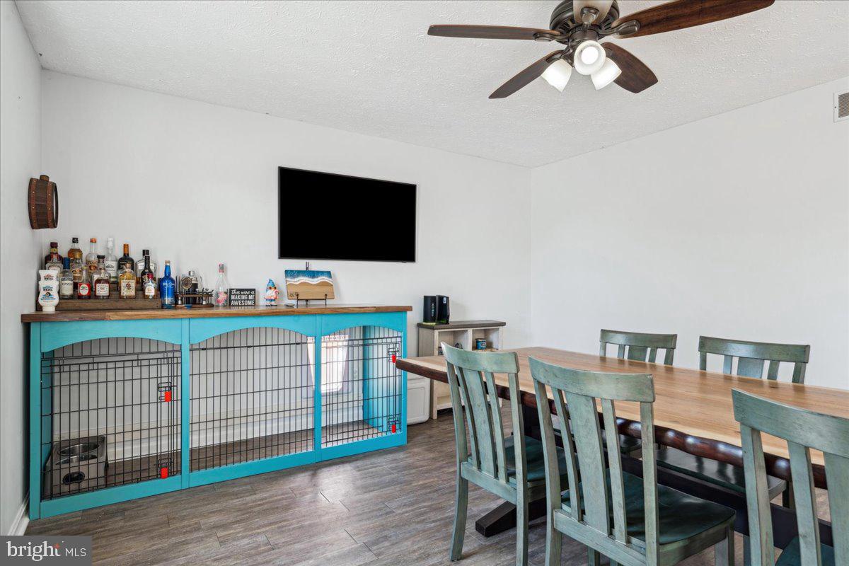 OAK HOLLOW - Residential