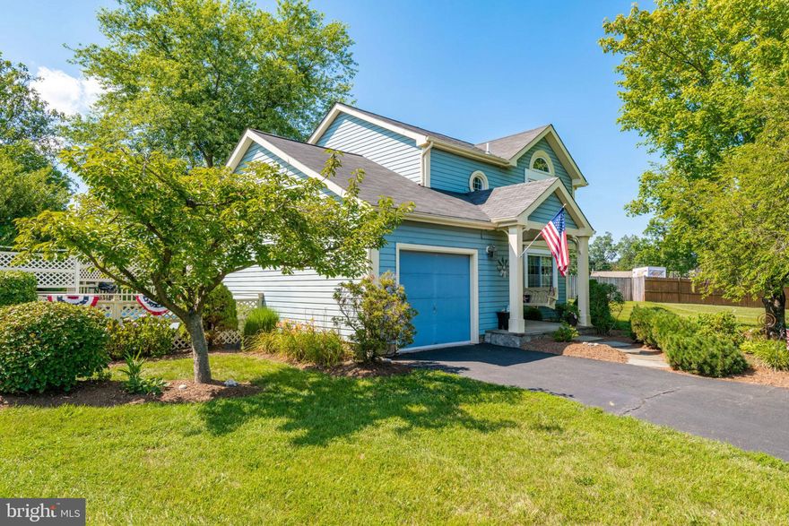 PRICE JUST REDUCED to $434,900,  A RARE OPPORTUNITY!!! BEAUTIFUL AND UPGRADED SINGLE FAMILY HOME W/GARAGE! 3 FINISHED LEVELS! COVERED FRONT ENTRANCE W/PORCH SWING! MAIN LEVEL- SPACIOUS ROOMS! LIVING ROOM AND FORMAL DINING ROOM! AMAZING UPDATED GOURMET KITCHEN W/BREAKFAST BAR/ISLAND! BEAUTIFUL UPGRADED CABINETS AND COUNTERTOPS!!! DOUBLE PANTRIES! GLEAMING FLOORS & TRAC LIGHTING! MUST SEE! **MAIN LEVEL FAMILY ROOM W/FABULOUS WINDOWS! WOW-WALK OUT DOOR TO EXPANSIVE DECK W/CUSTOM RAILINGS! AMAZING LARGE, FENCED LANDSCAPED YARD! PERFECT!!! **UPPER LEVEL- SPACIOUS ROOMS, FABULOUS WINDOWS W/CUSTOM BLINDS! OWNERS SUITE TO UPGRADED WELL APPOINTED FULL BATH!!! **BONUS LOWER LEVEL- FULLY FINISHED REC ROOM W/BUILT-IN BOOKCASE AREA! LOWER LEVEL ALSO HAS AND OFFICE/DEN AND FULL BATH! LARGE STORAGE WORKROOM/UTILITY/STORAGE!!!**THIS AMAZING HOME, LOCATED ON A CUL-DE-SAC, IS CENTRALLY LOCATED TO SHOPPING AND COMMUTER ROUTES! DON'T WAIT TO SEE THIS HOME, CALL TO SCHEDULE YOUR APPOINTMENT TO SEE TODAY!!!