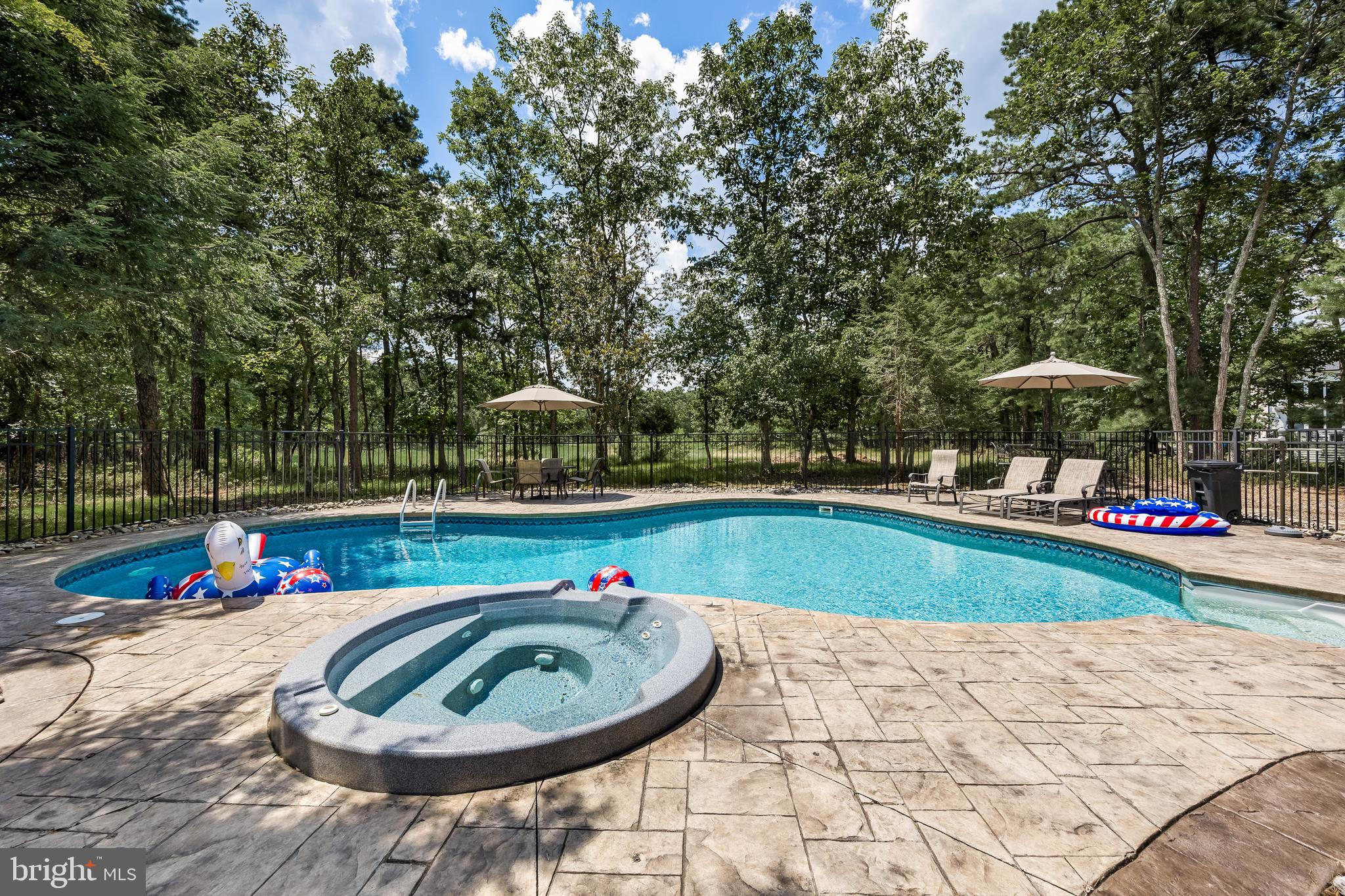 25 AMESBURY PARKE