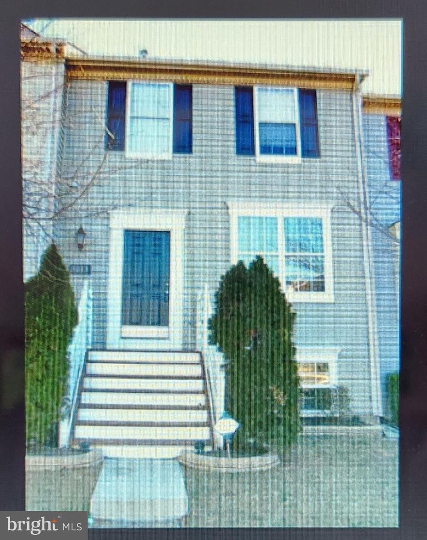 FRESH PAINT.  NICE BIG 4 Br 3 BATH TOWNHOUSE IN GREAT LOCATION.  SHOWS WELL.