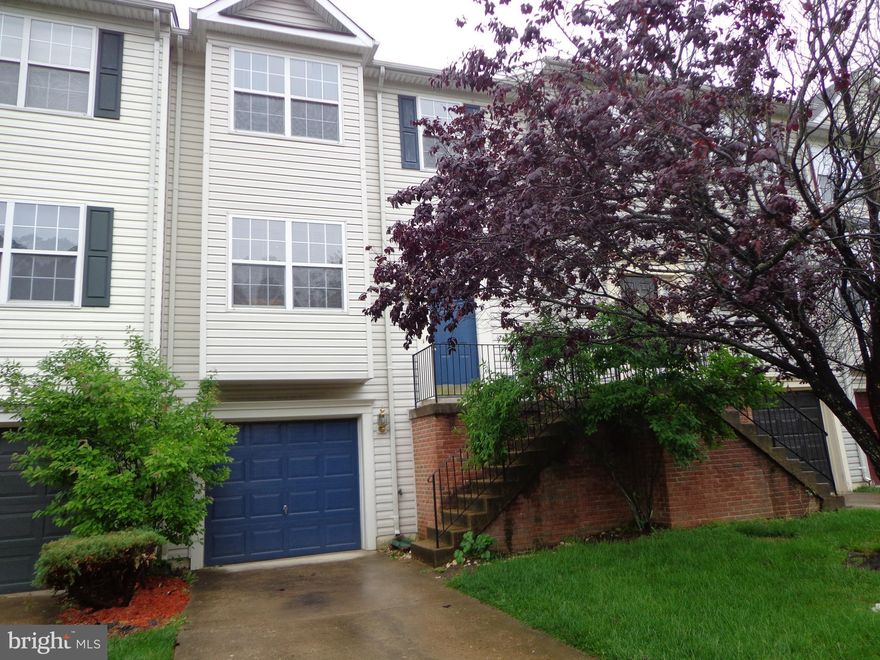 Move in ready 3 level Garage TH in Park Ridge. Super Location. Close to Schools, Shopping, I95 and more. Eat in kitchen, formal dining room and living room. soaking tub and separate shower and large walk-in closet in master bedroom. Walkout Basement with gas fireplace and back to trees.