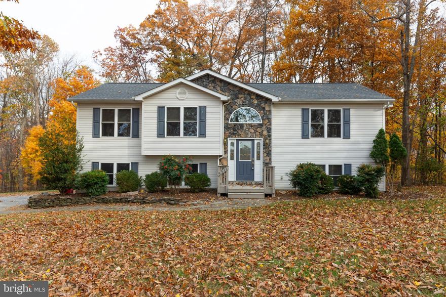 3 Bedroom, 2.5 bath split foyer. Move In Ready Now! Beautiful hardwood floors throughout main level. Upgraded Kitchen. Finished basement. Large deck off the back of the home. Plenty of natural light. 2 car garage.

Rent price includes Renters Insurance and Second Nature Filter Subscription.

Pets ok on a case by case basis.

EHO.