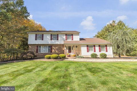 Photo of 33 Beechwood Drive, ROBBINSVILLE, NJ 08691 (MLS # NJME2071782)