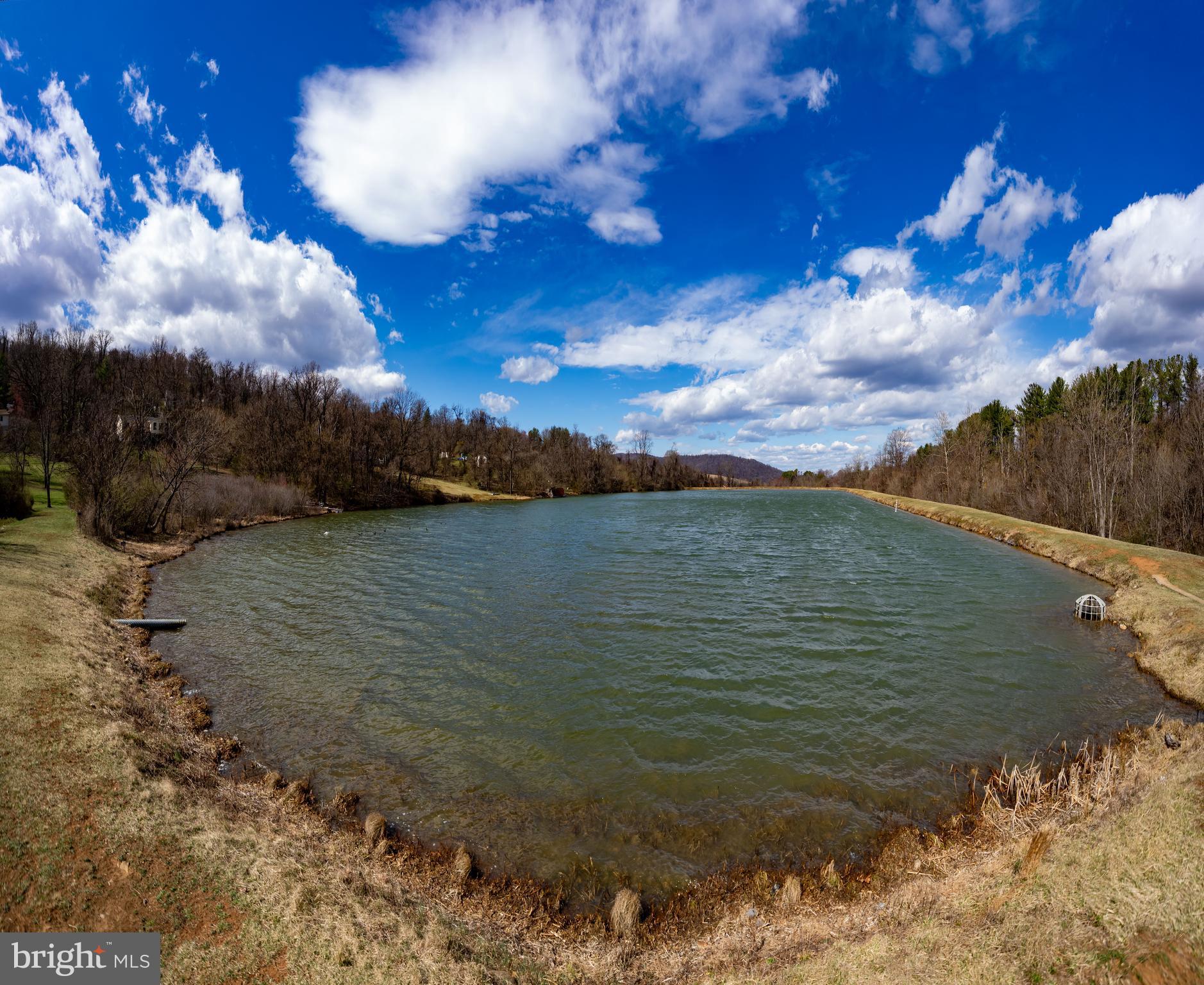 LAKE FRONT ROYAL - Residential