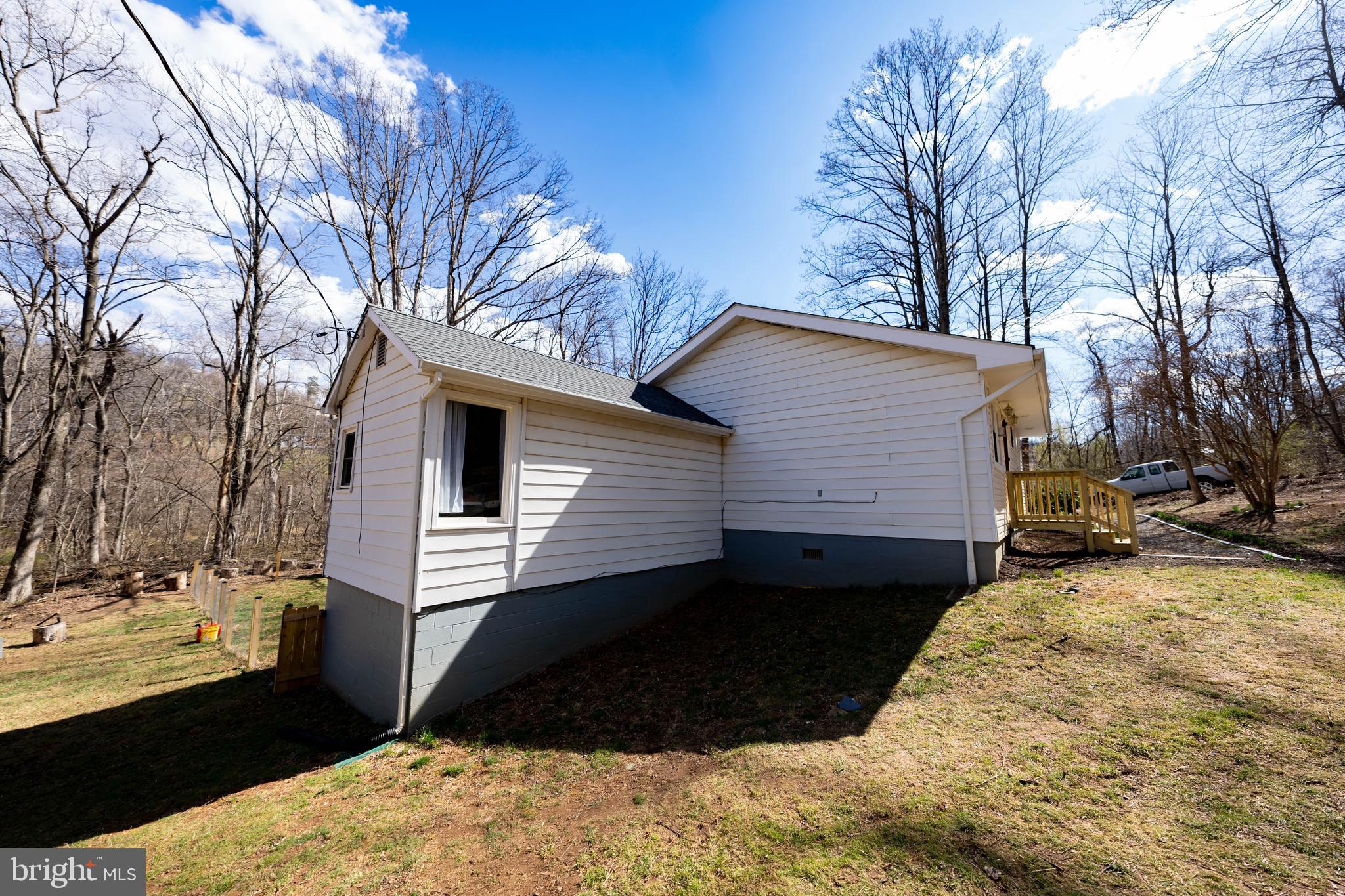 LAKE FRONT ROYAL - Residential