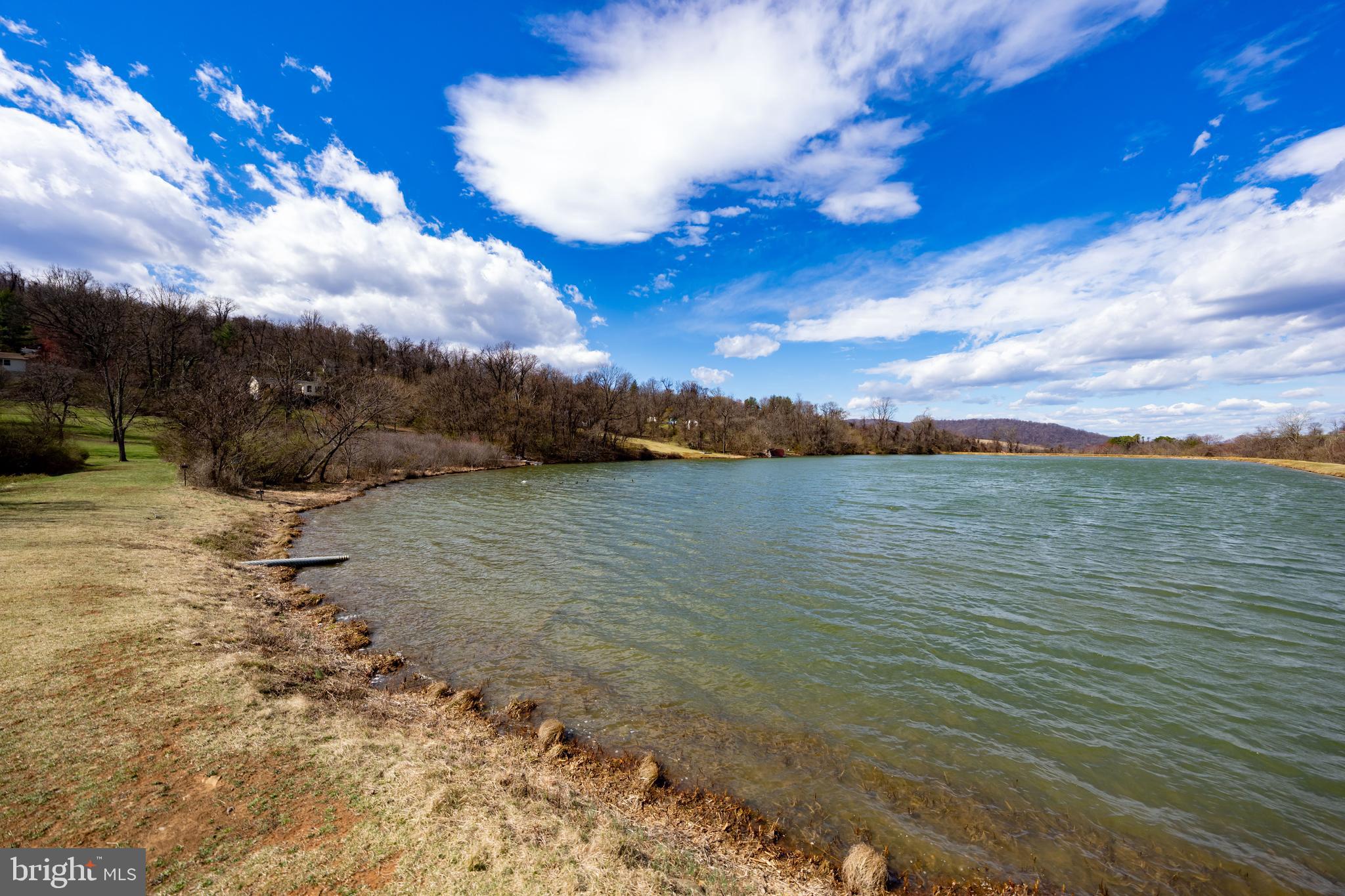 LAKE FRONT ROYAL - Residential