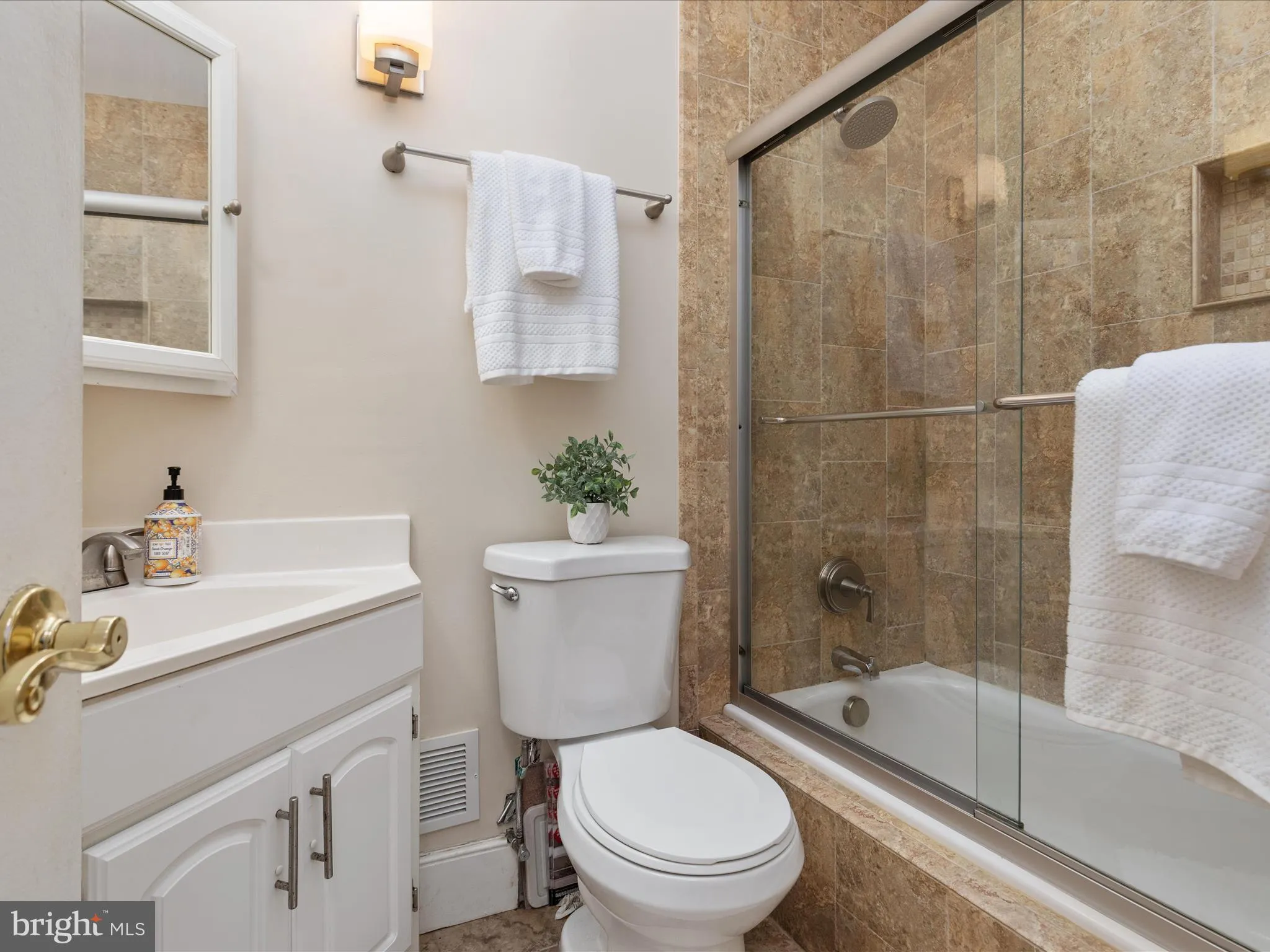 Alexandria, Virginia 22309, United States, 3 Bedrooms Bedrooms, ,2 BathroomsBathrooms,Residential,Pending,205170