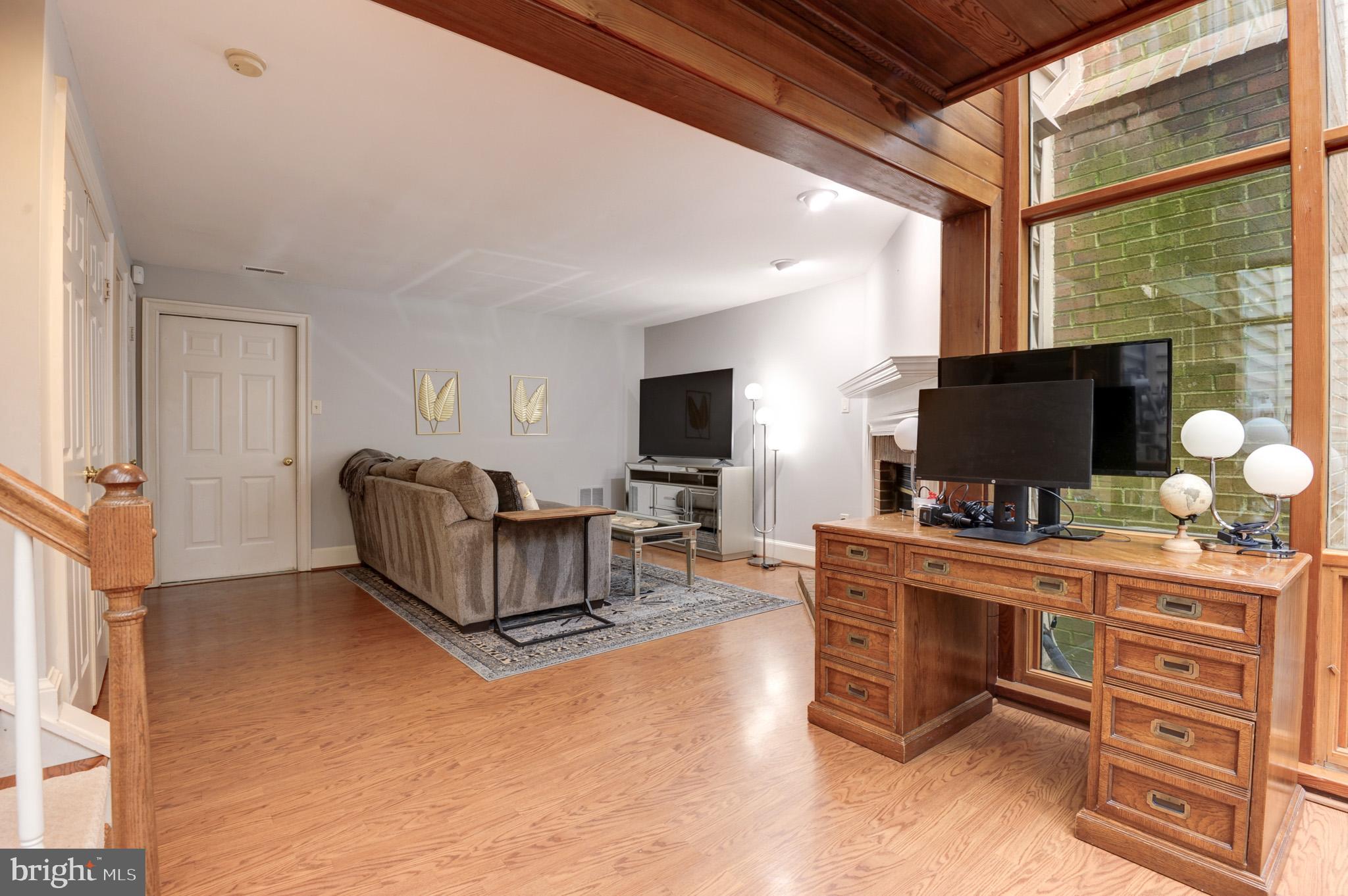 COURTHOUSE SQUARE - Residential