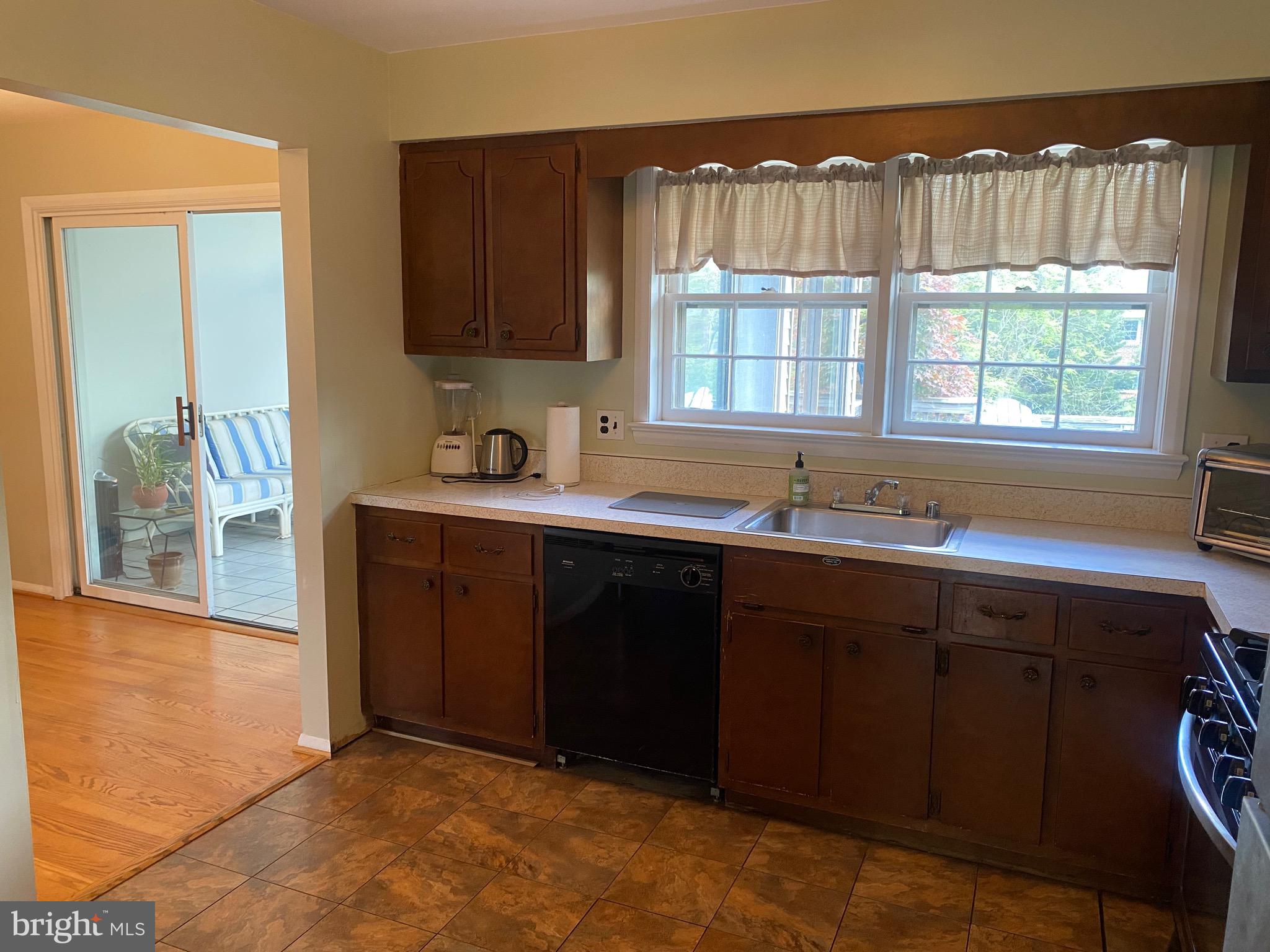 COUNTRY CLUB MANOR - Residential