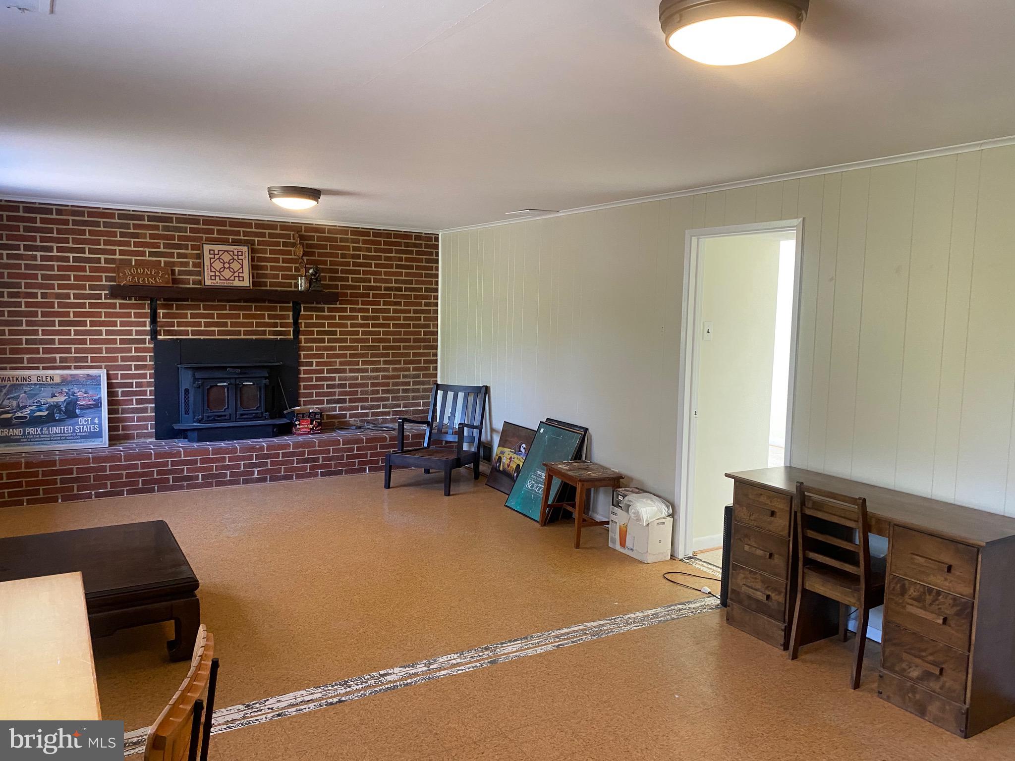 COUNTRY CLUB MANOR - Residential