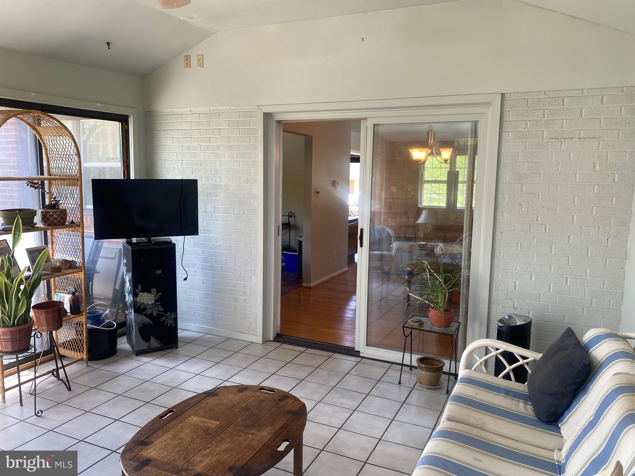 COUNTRY CLUB MANOR - Residential