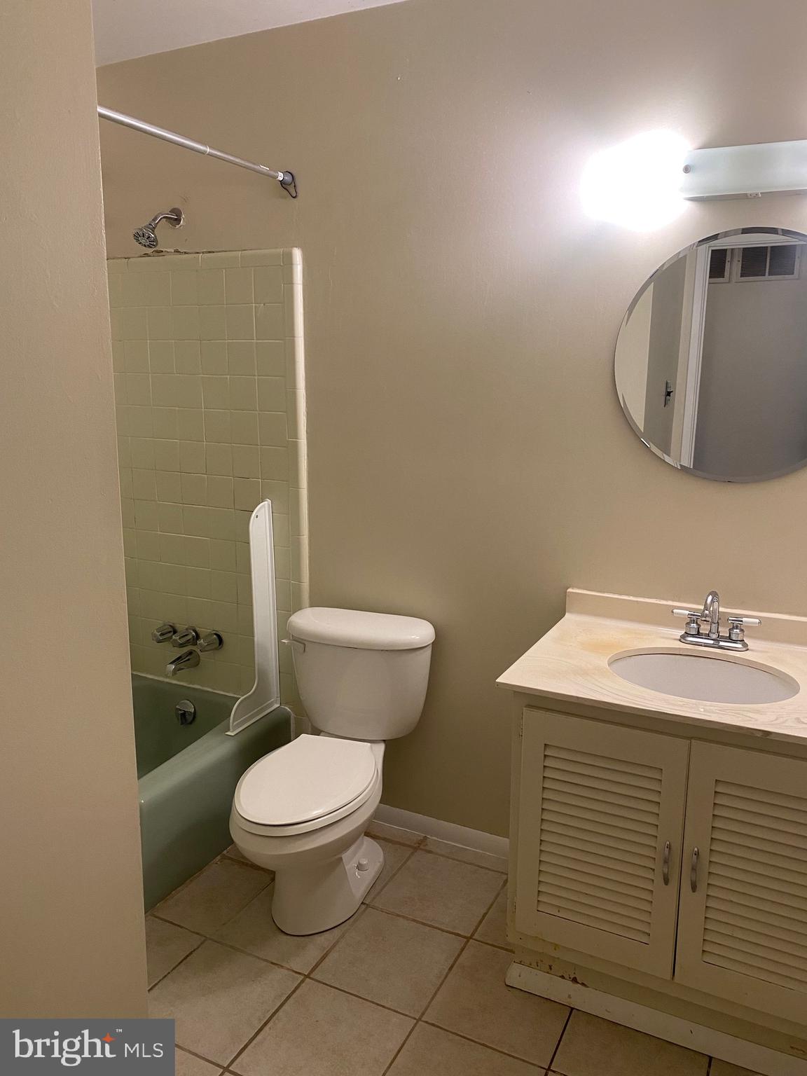 COUNTRY CLUB MANOR - Residential