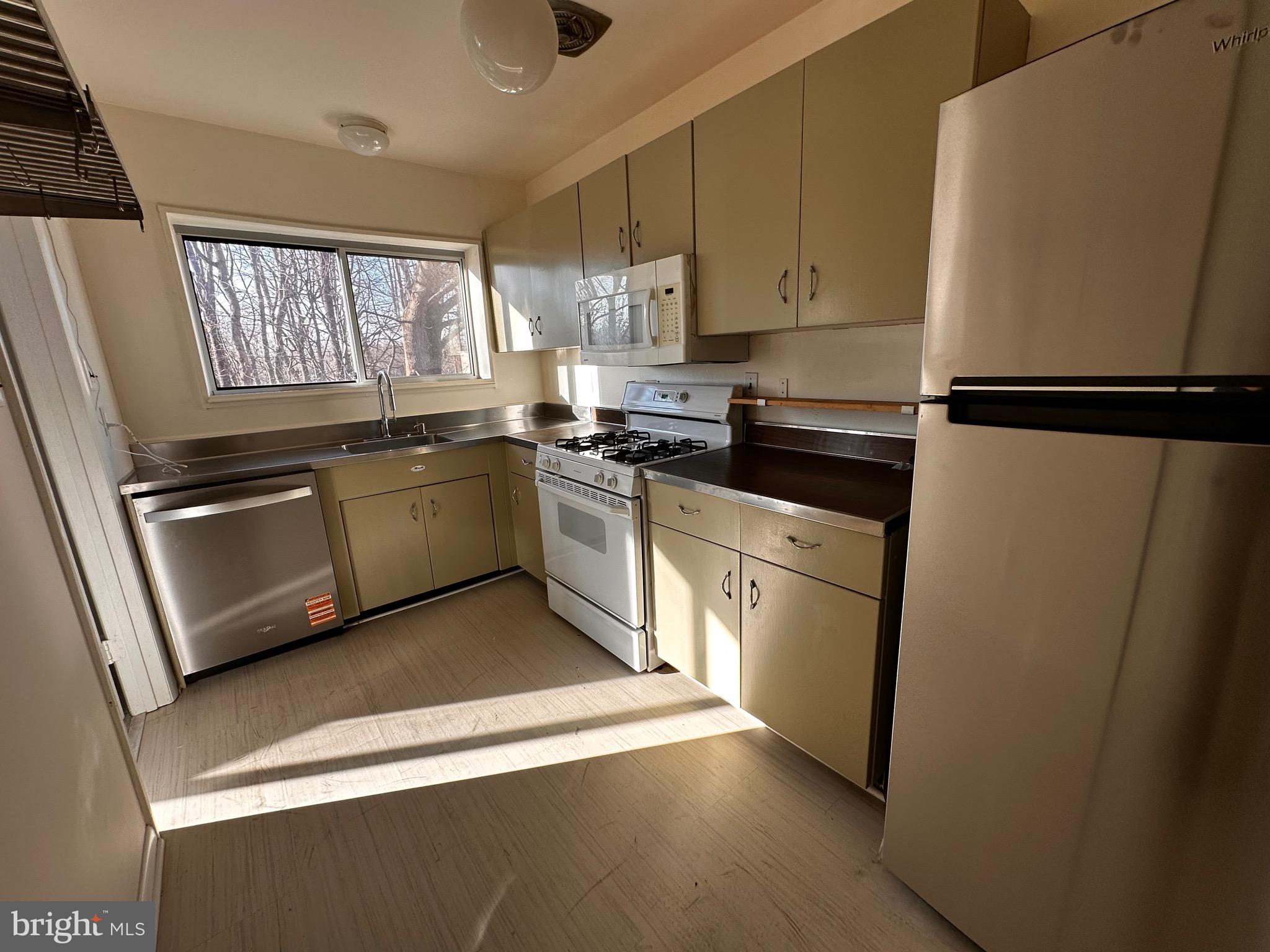 10619 MONTROSE AVENUE 202