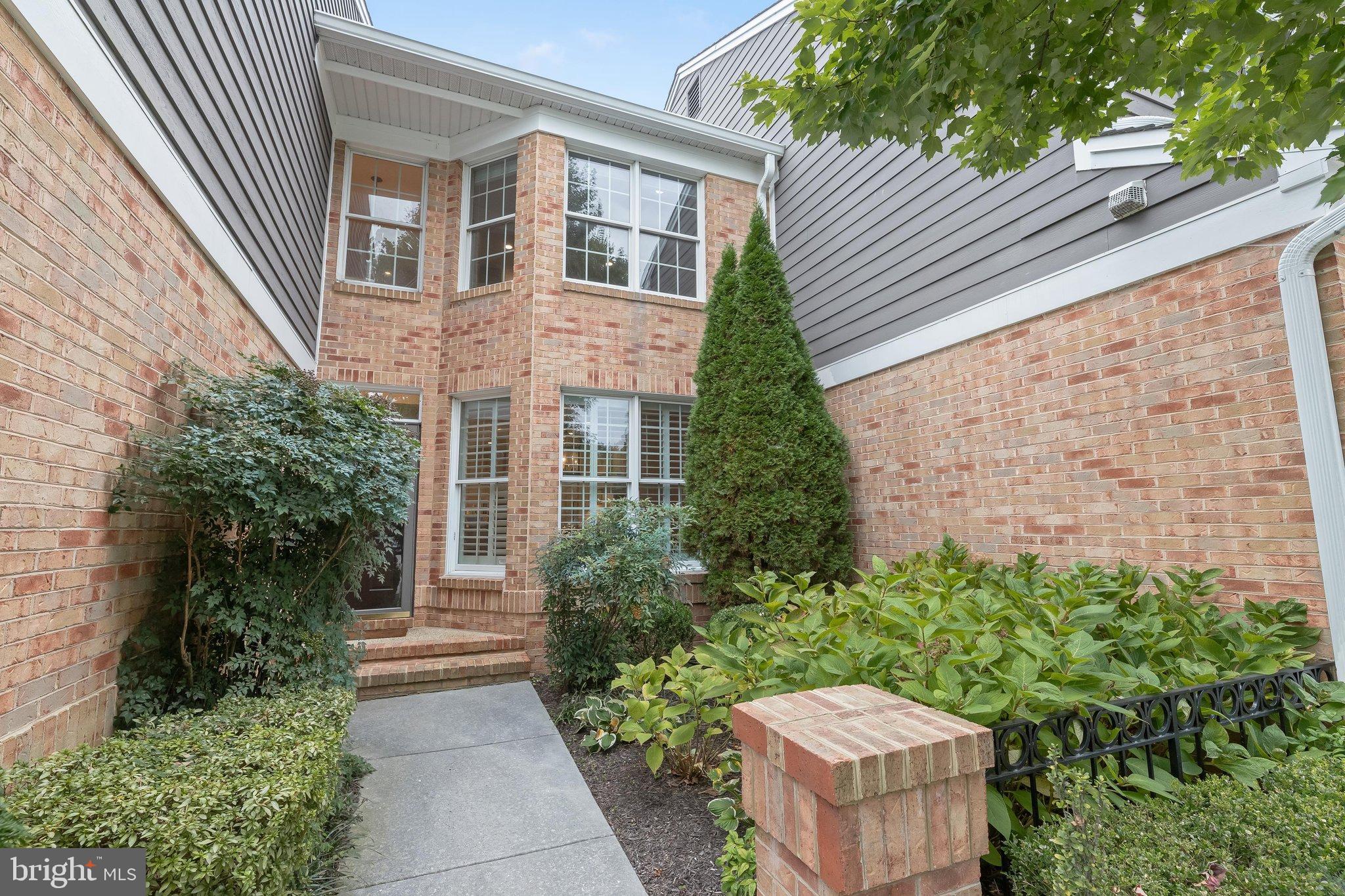 1826 COURTYARD CIRCLE 1826