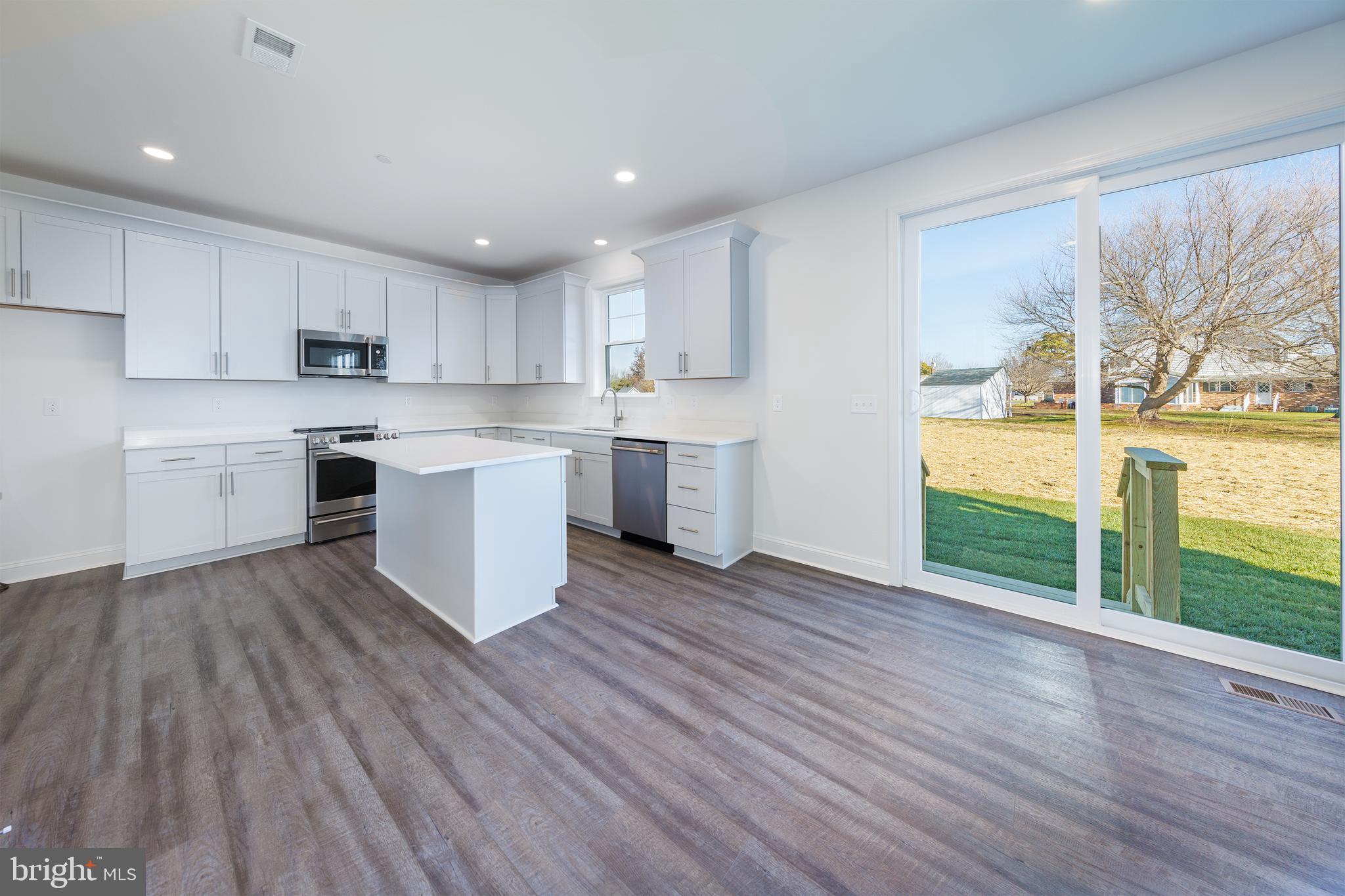 QUEEN ANNE COLONY - Residential