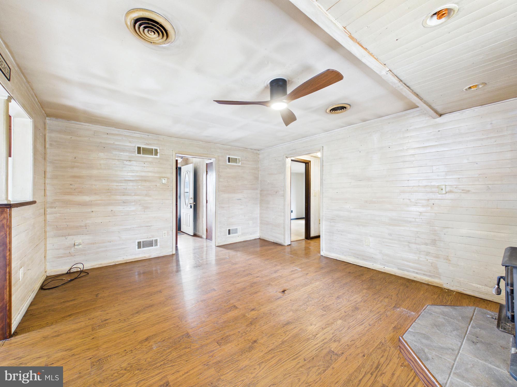 WOODLAND BEACH - Residential