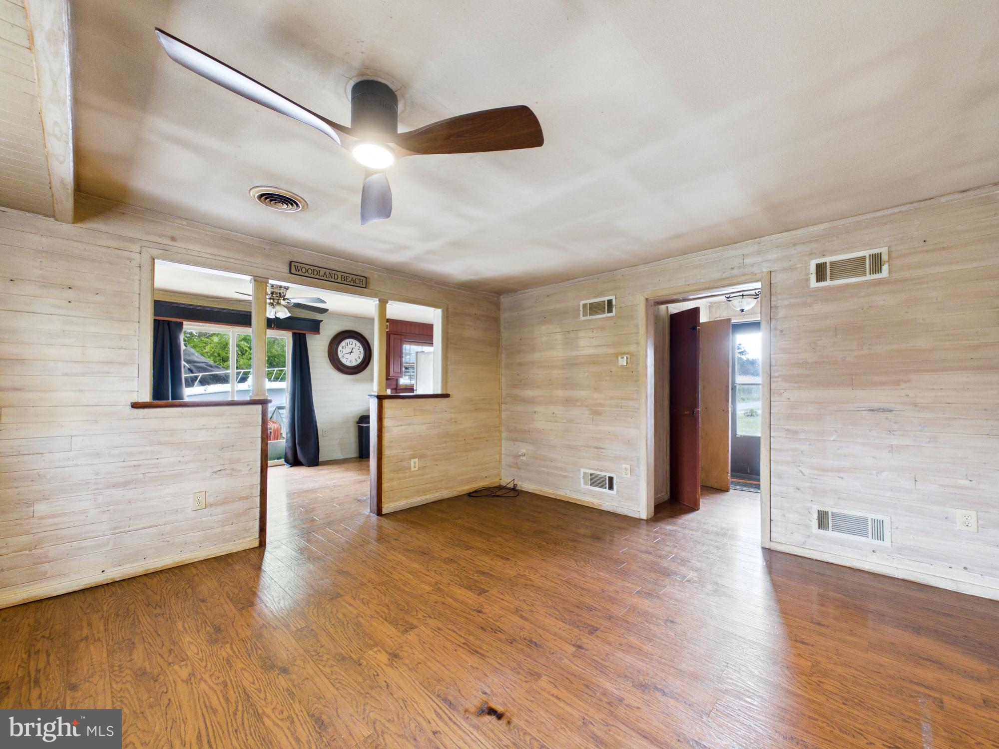 WOODLAND BEACH - Residential