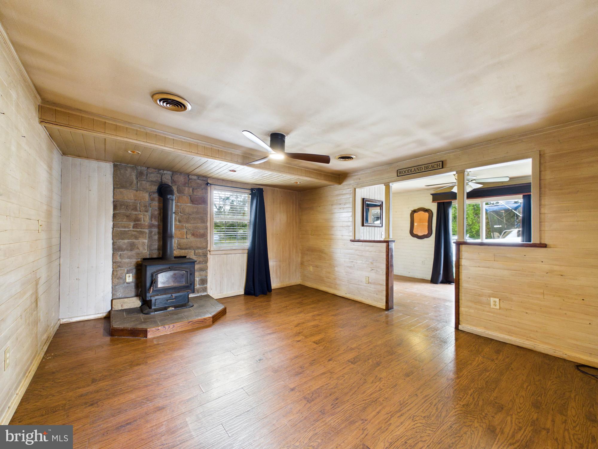 WOODLAND BEACH - Residential