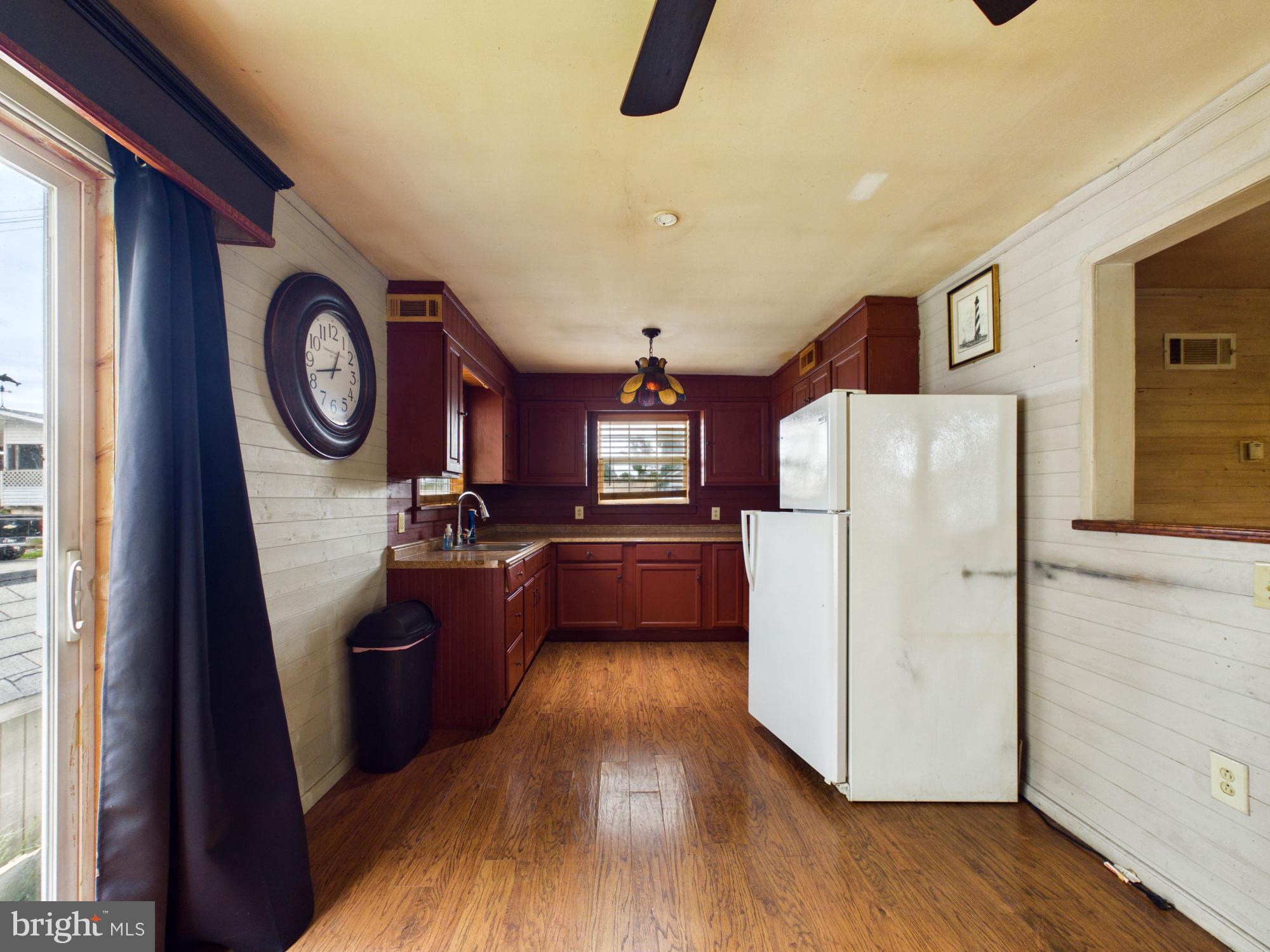 WOODLAND BEACH - Residential