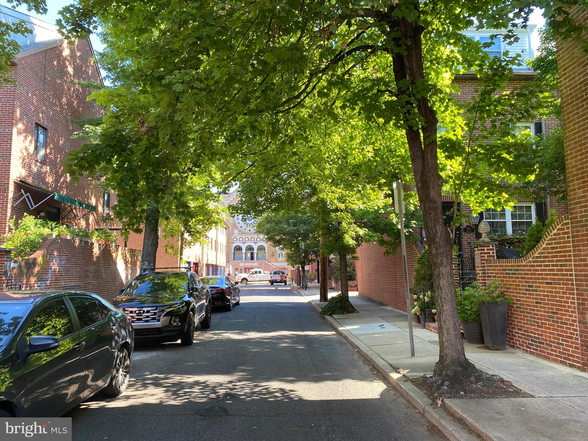 QUEEN VILLAGE - Land