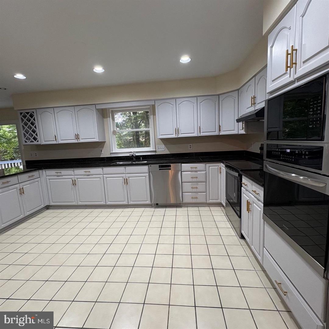 3502 HOLLY ROAD