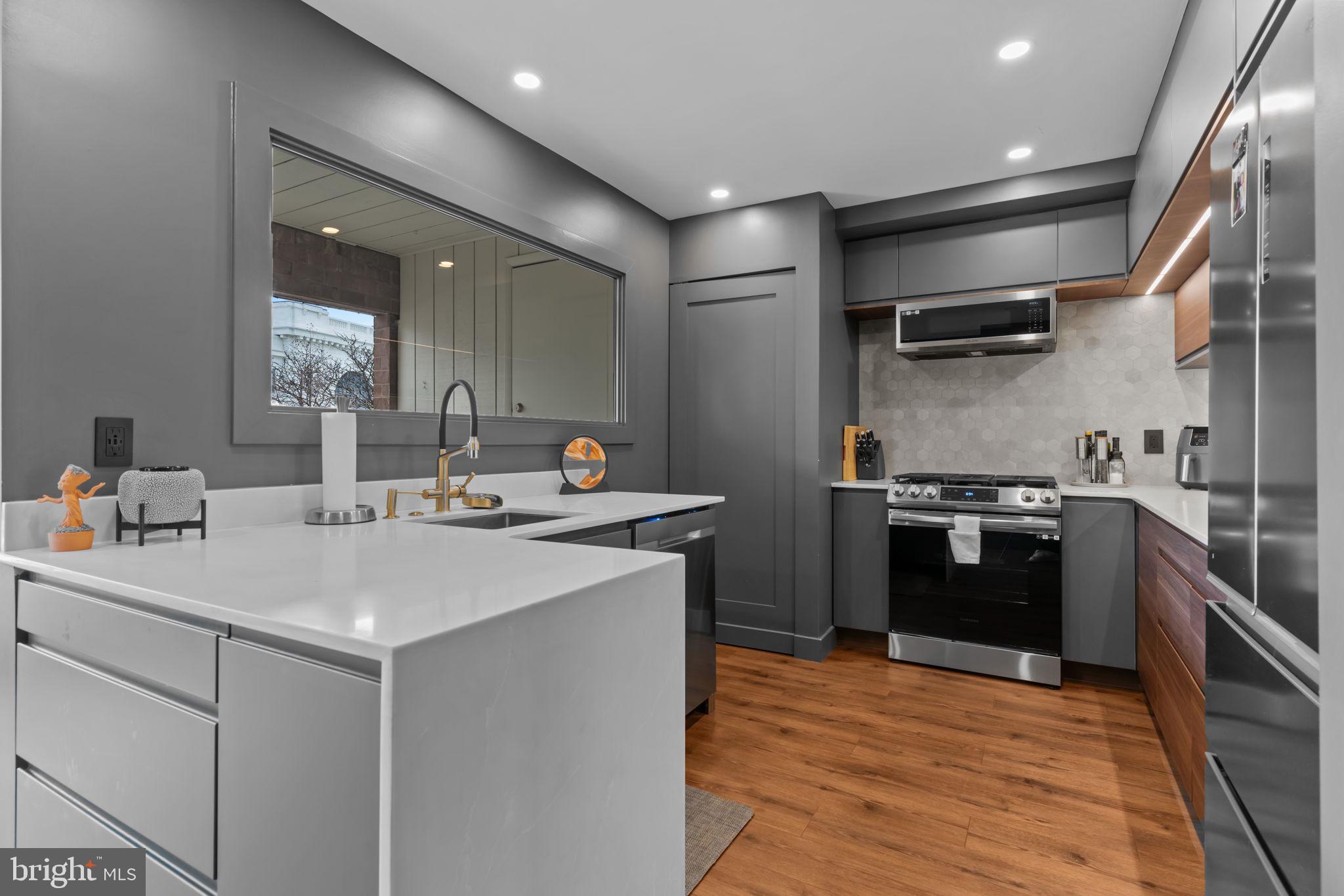 QUEEN VILLAGE - Residential