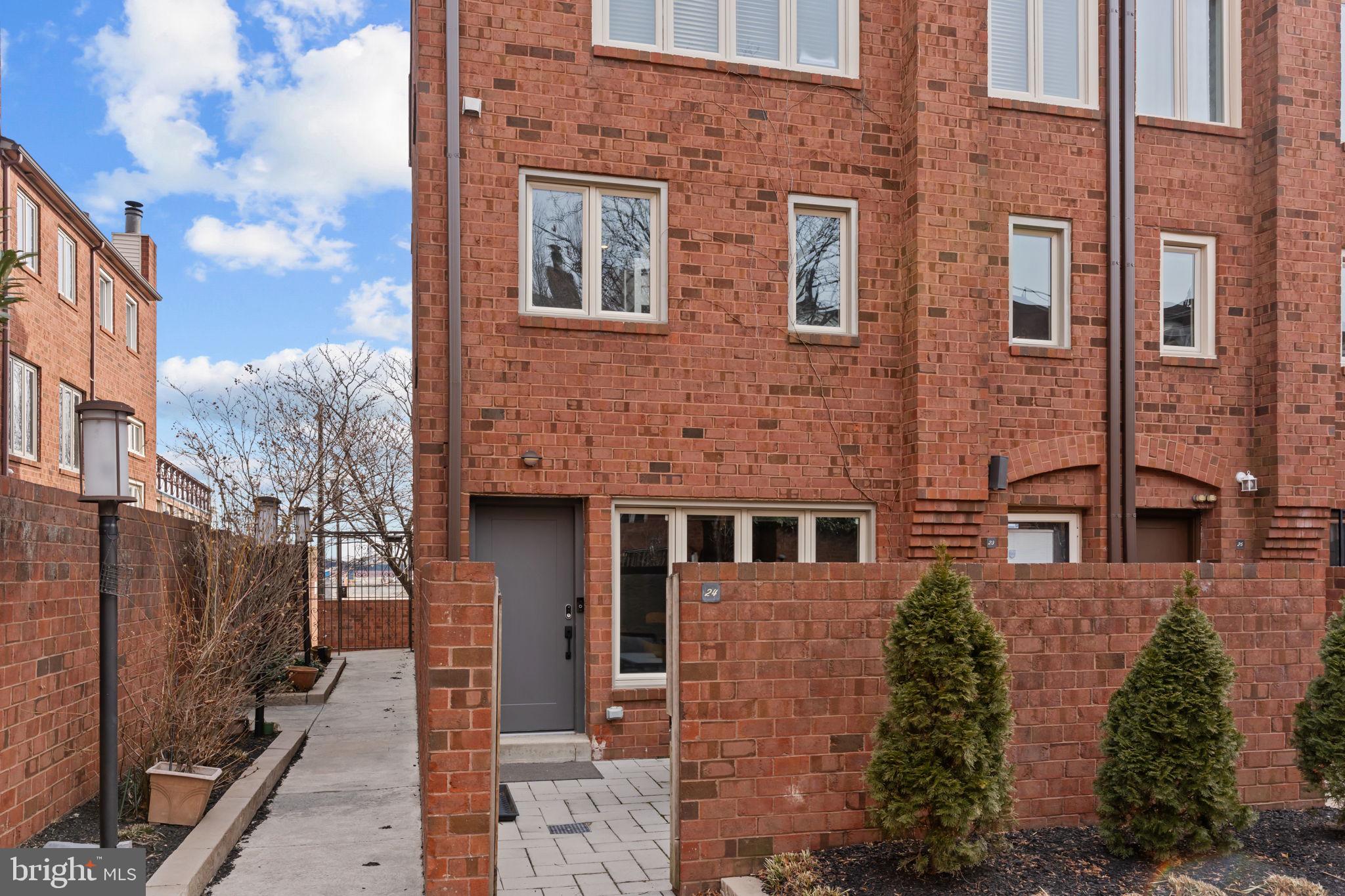 QUEEN VILLAGE - Residential