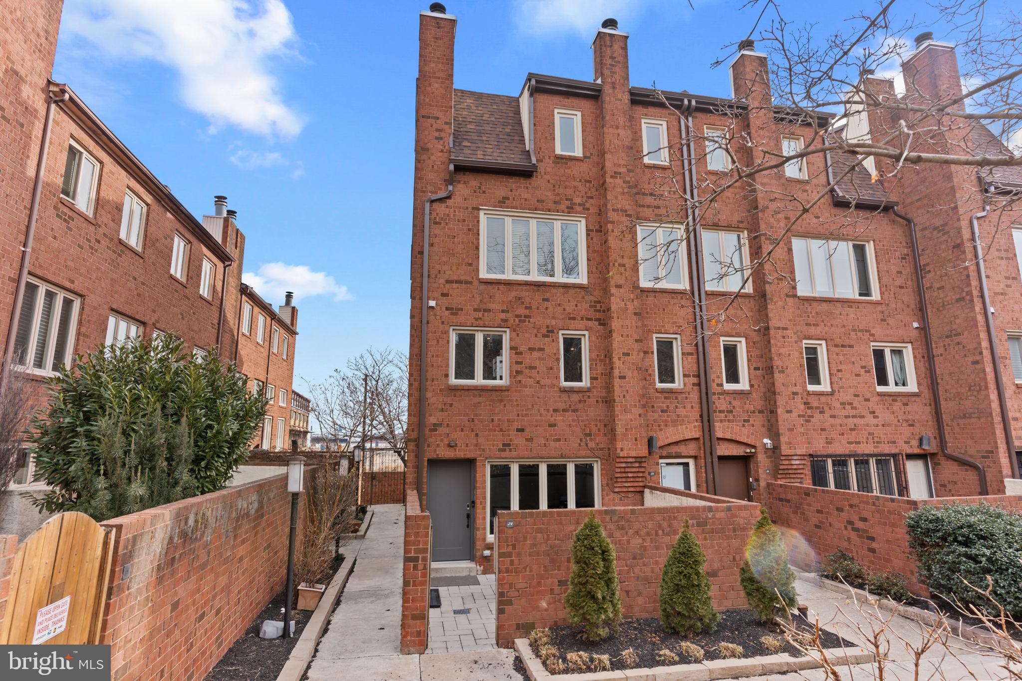 QUEEN VILLAGE - Residential