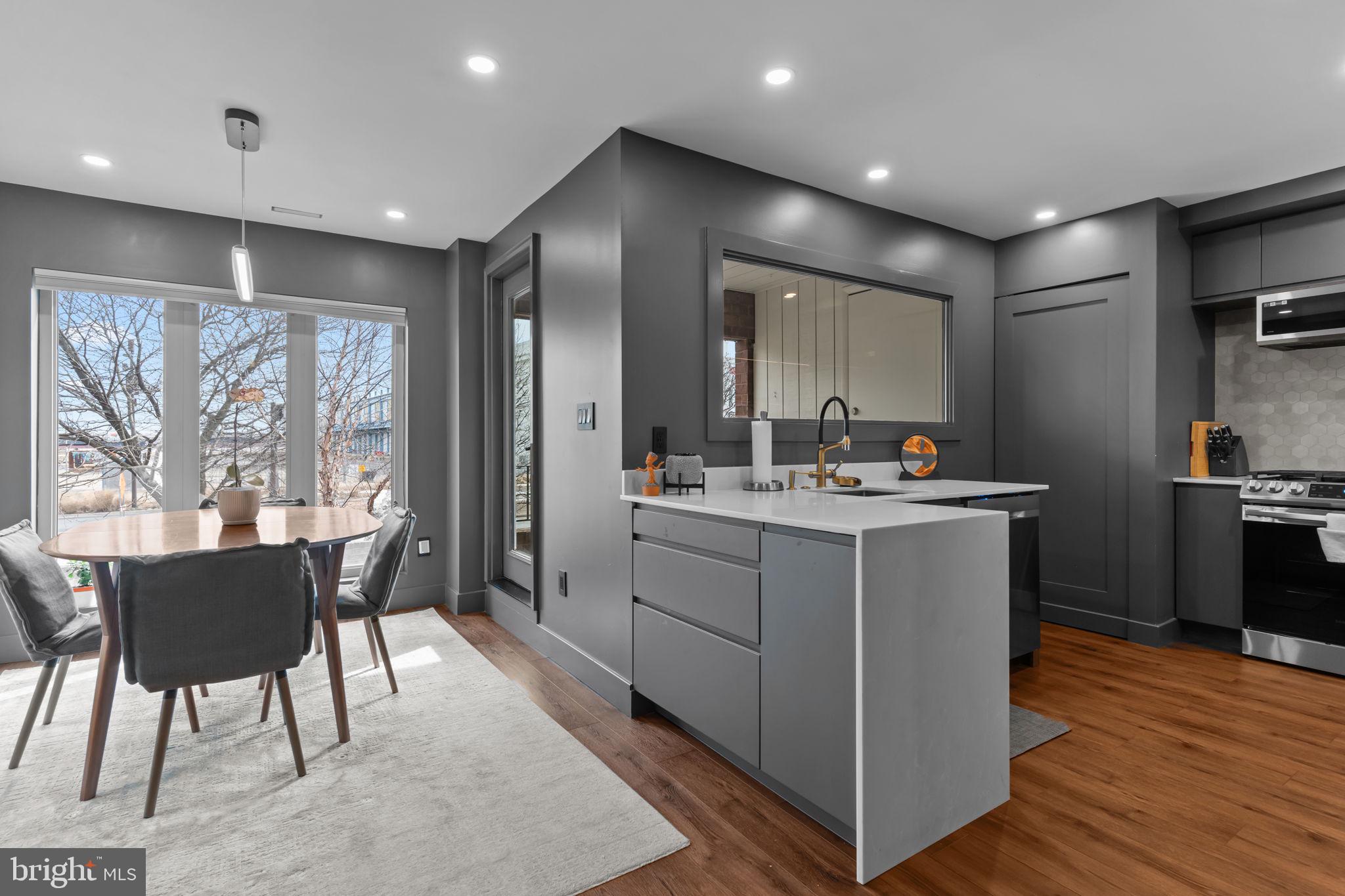 QUEEN VILLAGE - Residential