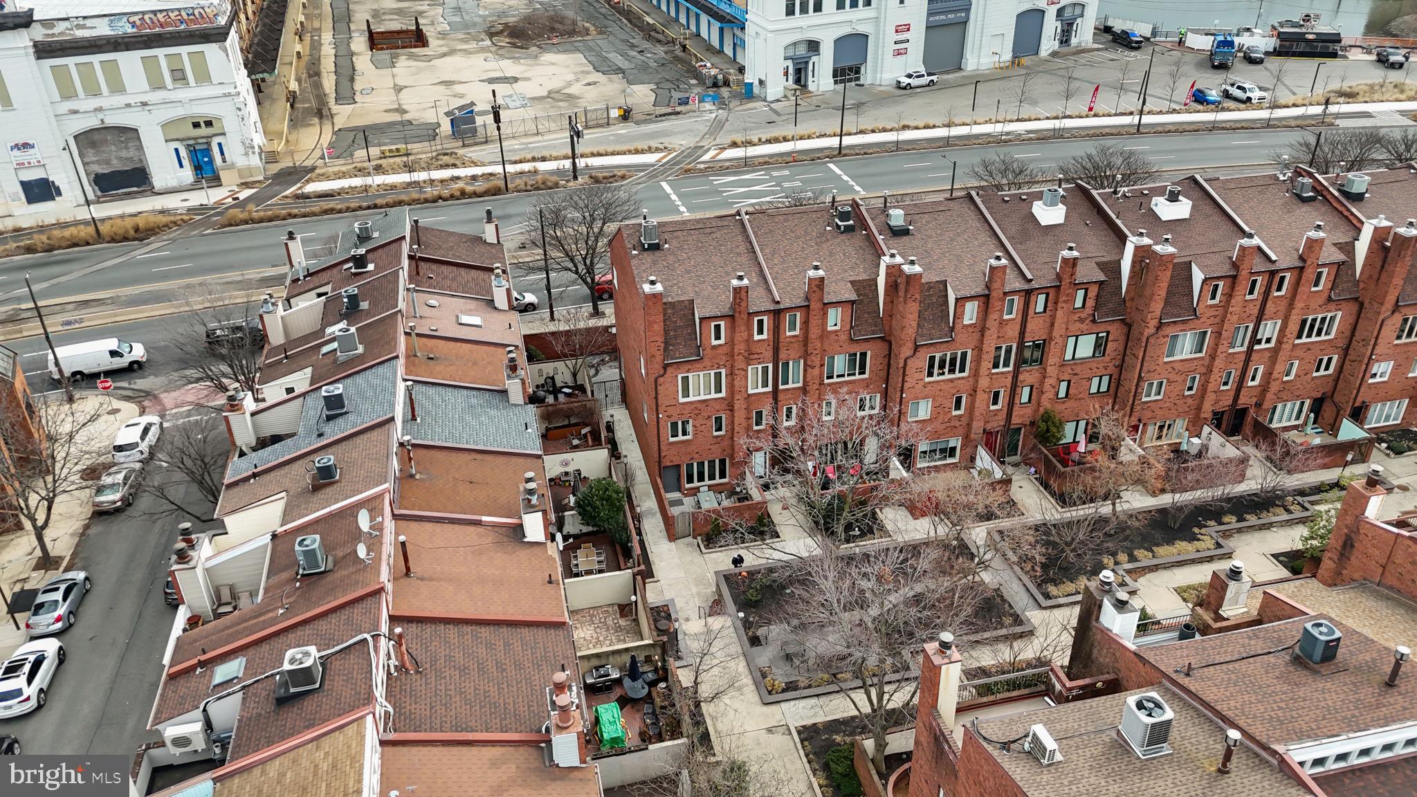 QUEEN VILLAGE - Residential