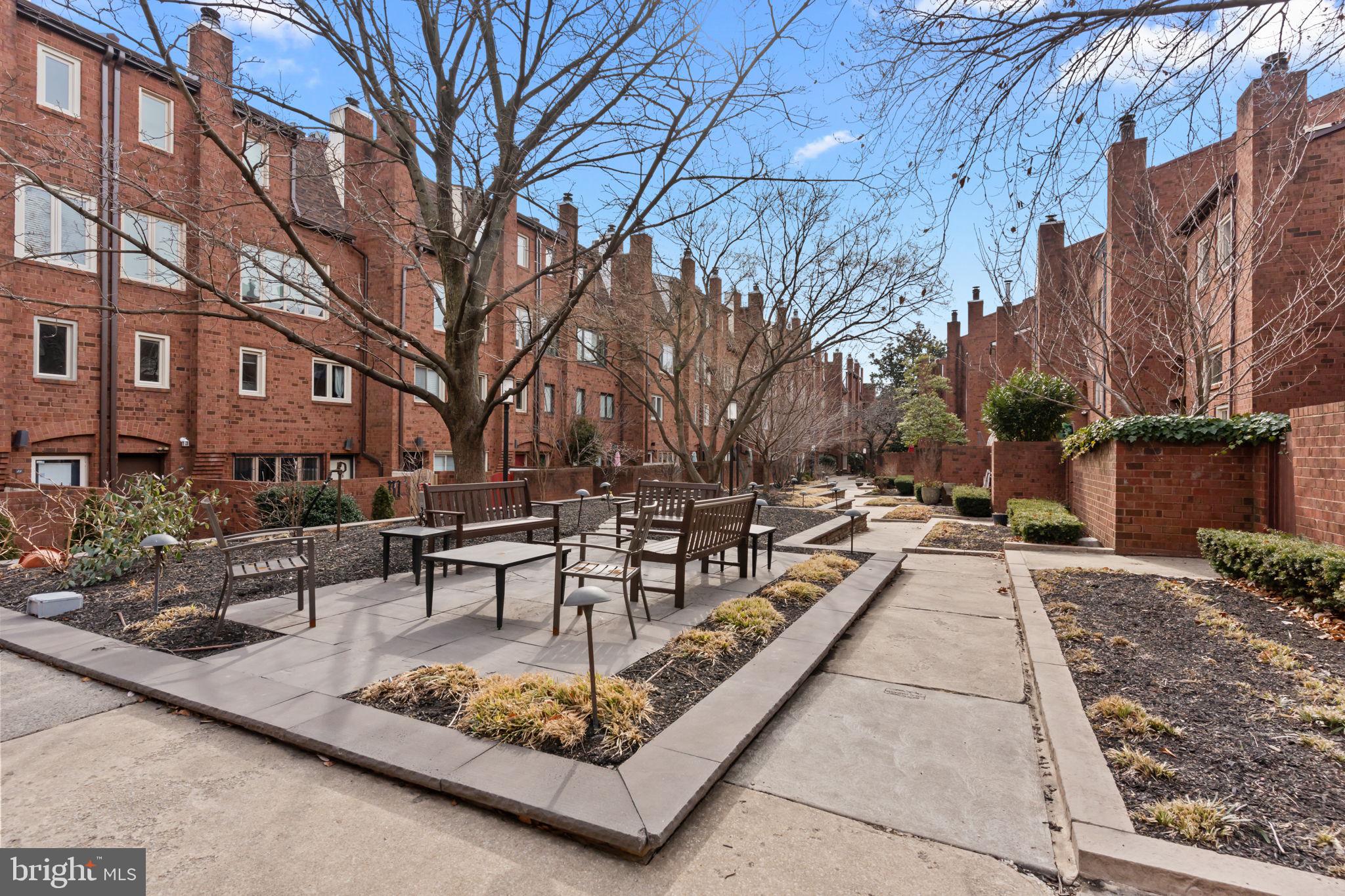 QUEEN VILLAGE - Residential