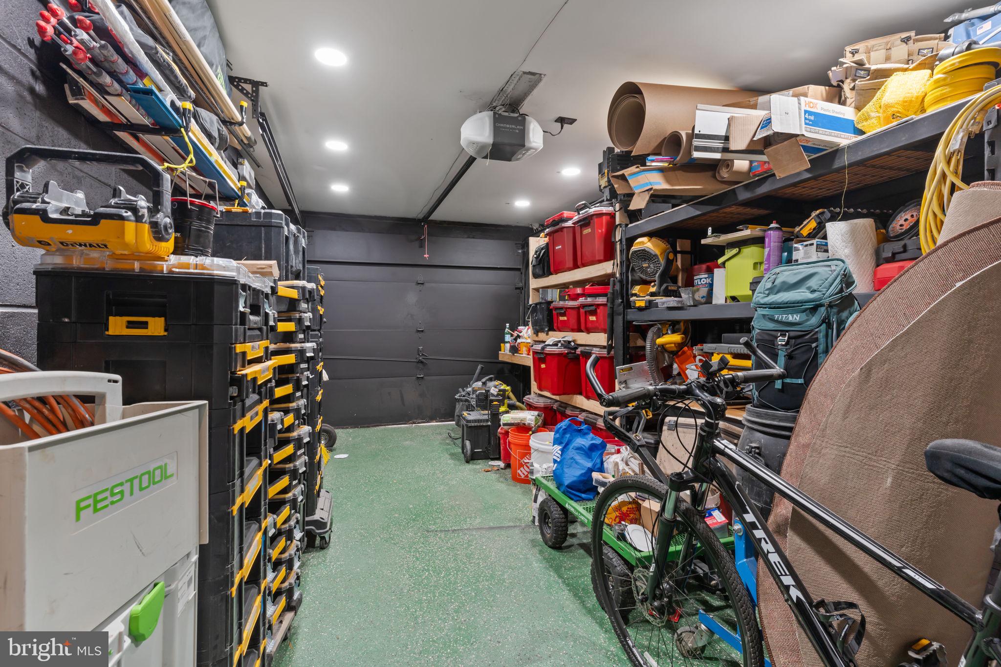 QUEEN VILLAGE - Residential