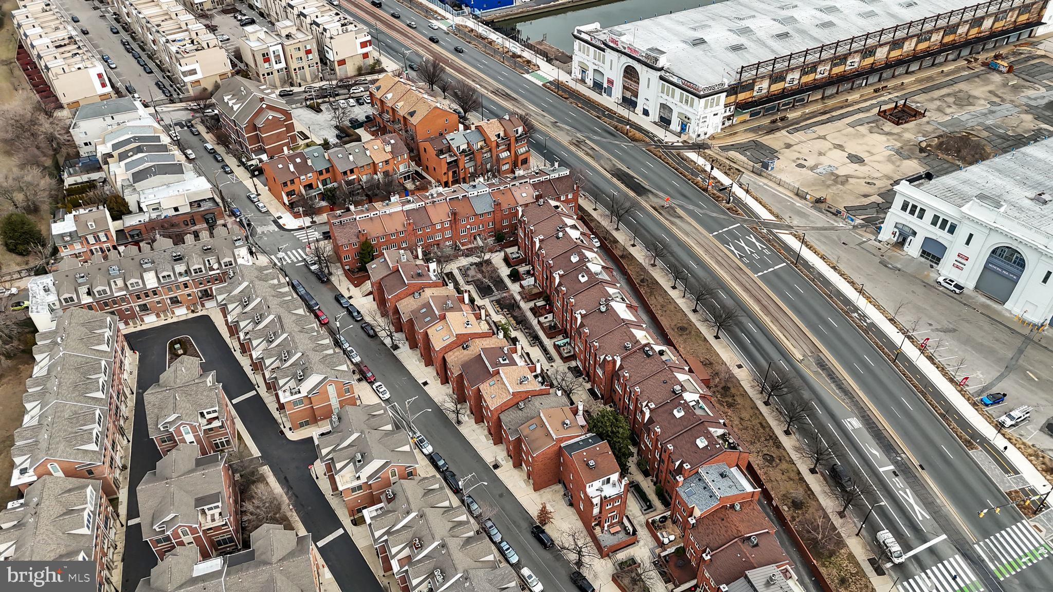 QUEEN VILLAGE - Residential