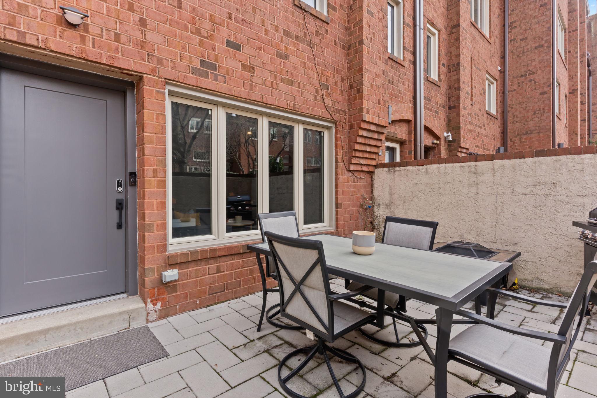 QUEEN VILLAGE - Residential