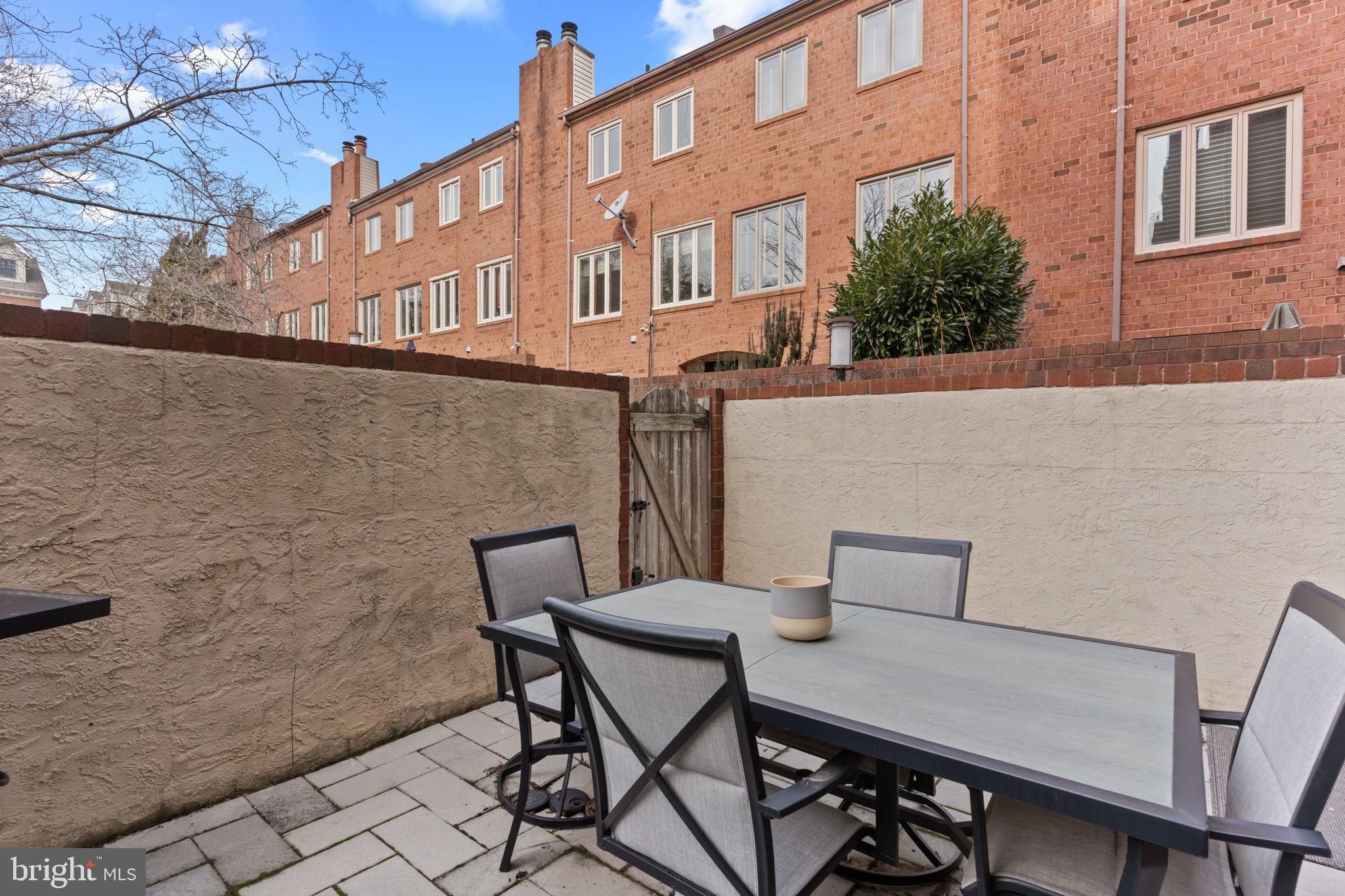 QUEEN VILLAGE - Residential