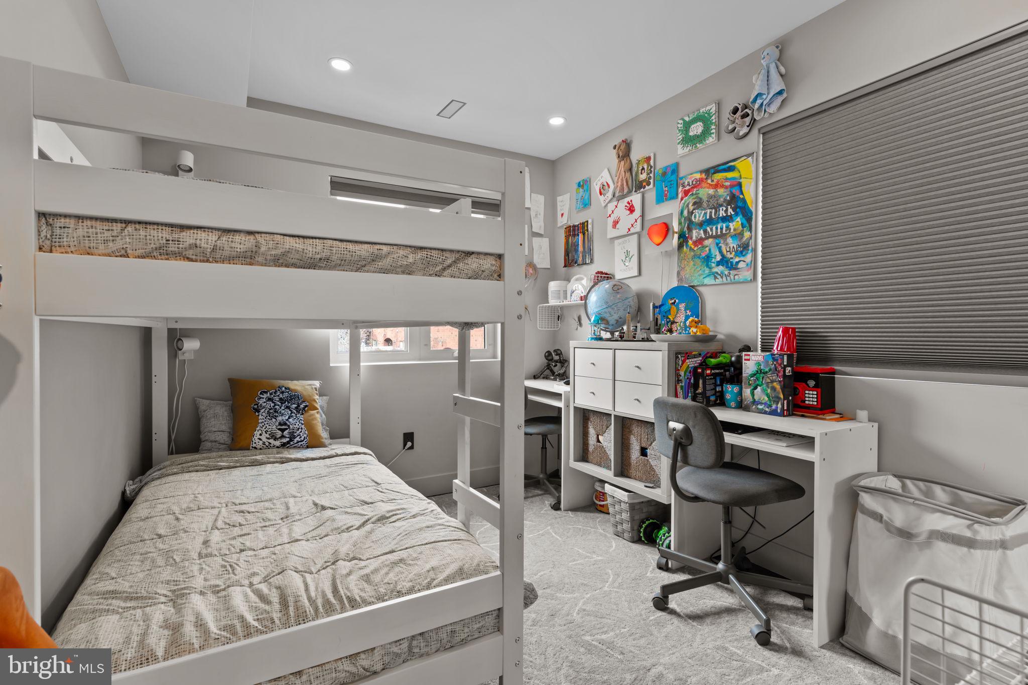 QUEEN VILLAGE - Residential