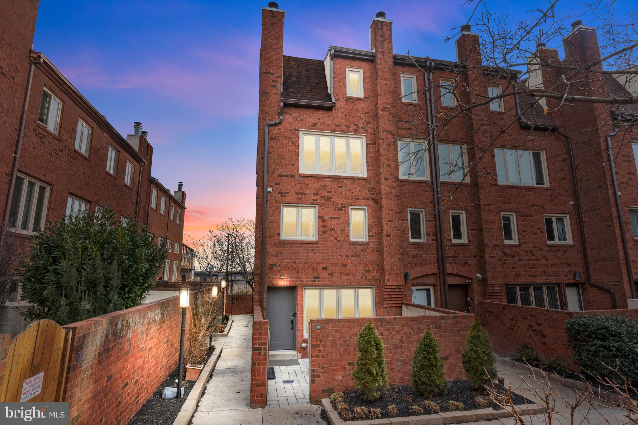QUEEN VILLAGE - Residential