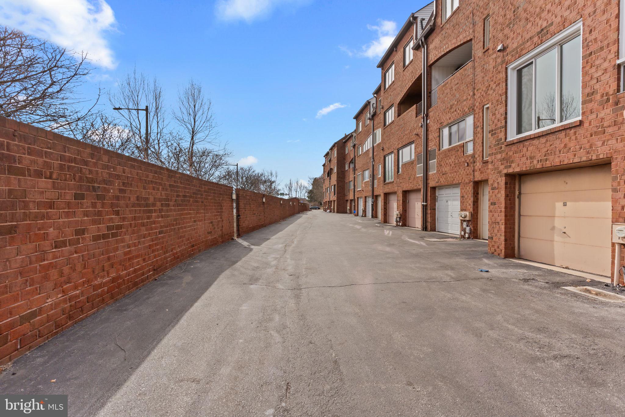 QUEEN VILLAGE - Residential