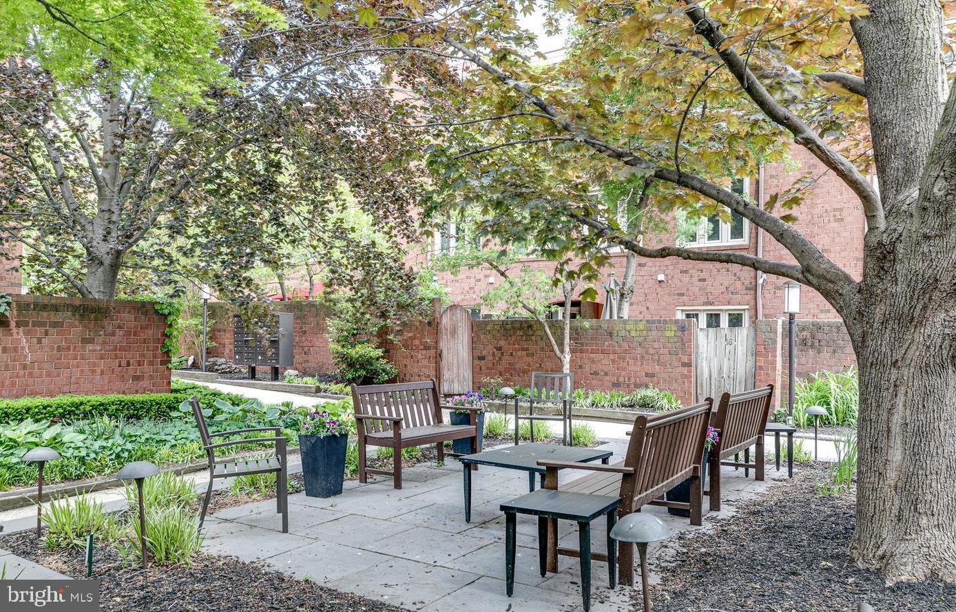 QUEEN VILLAGE - Residential