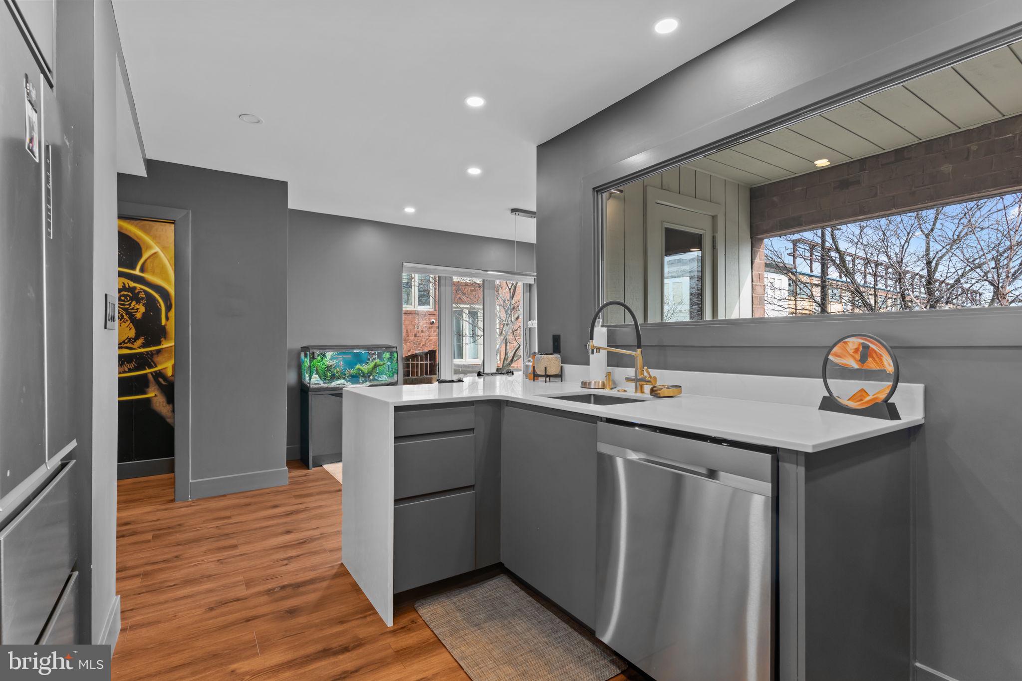 QUEEN VILLAGE - Residential