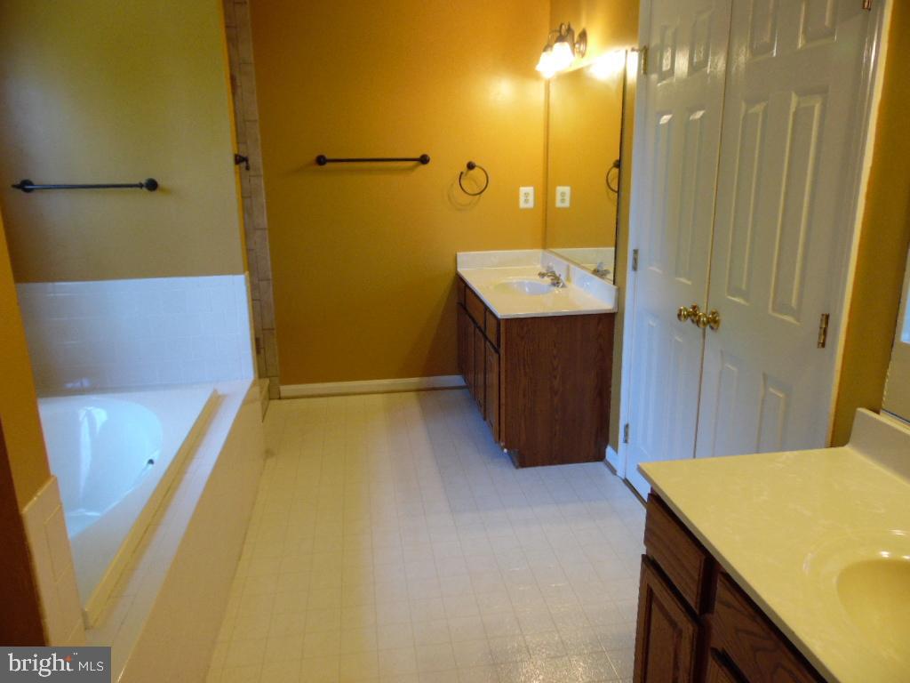 DORCHESTER - ST. CHARLES - Residential Lease